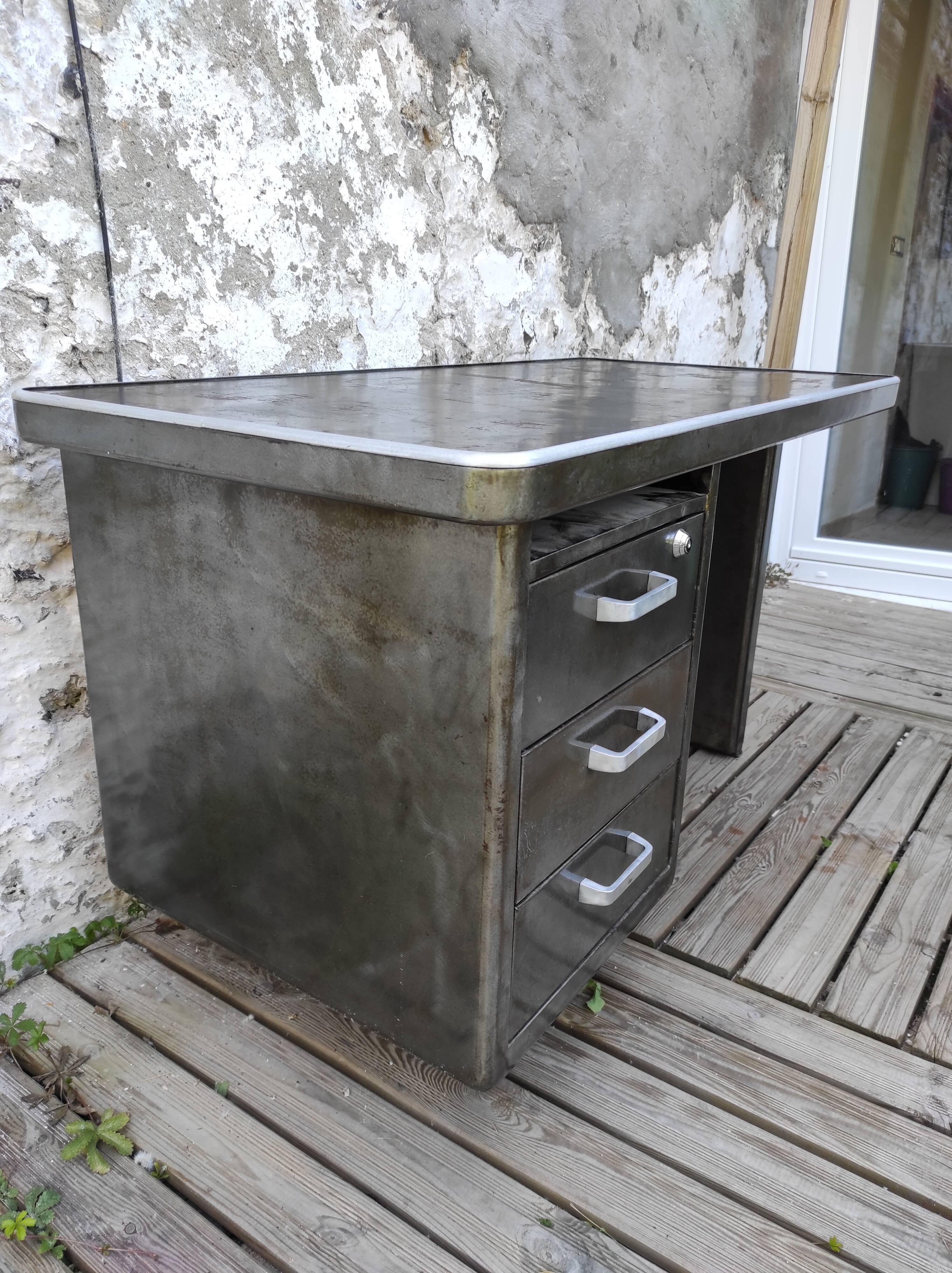 Strafor desk in brushed metal