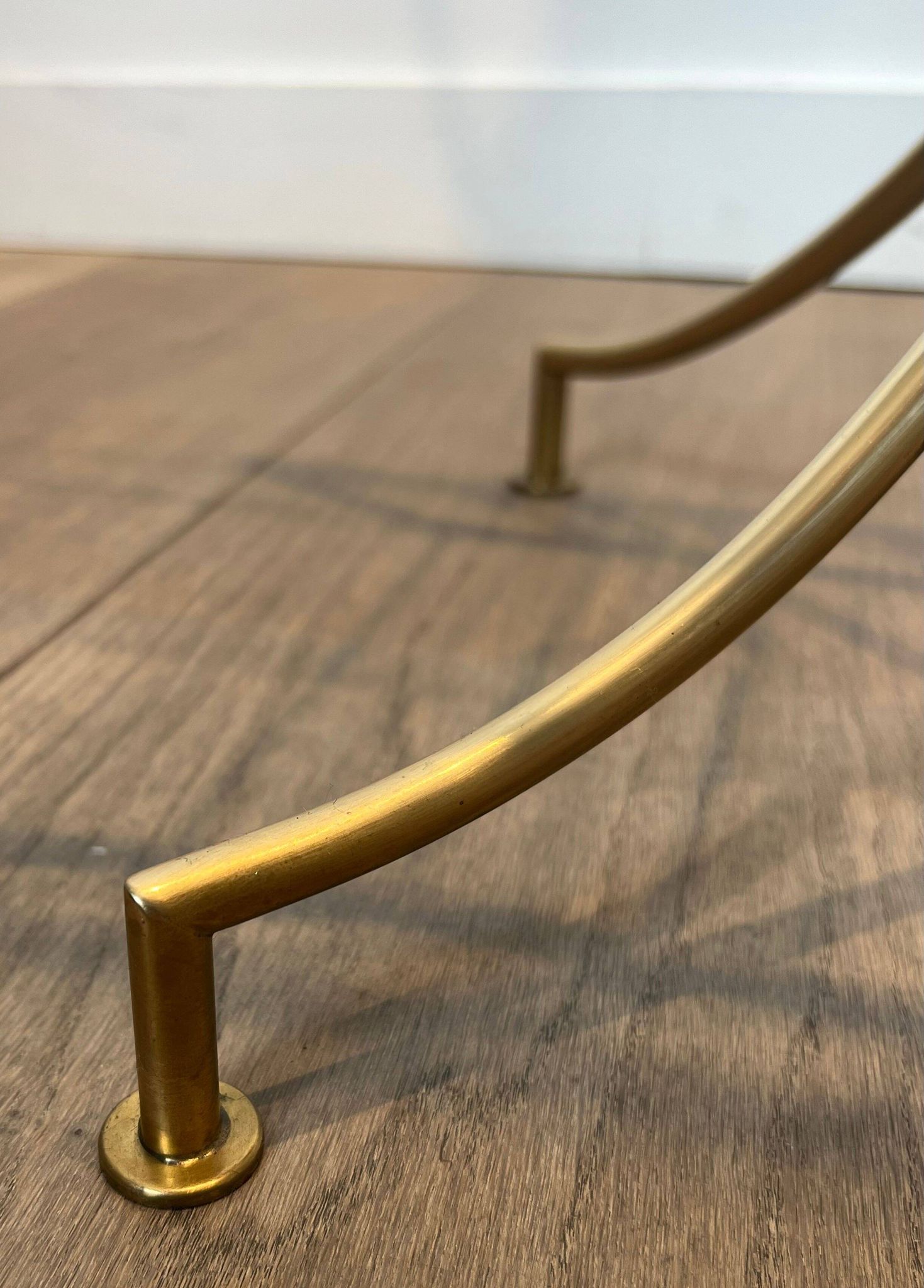 Designer floor lamp in black lacquered metal and brass, incorporating a magazine rack