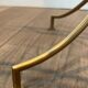 Lampadaire de parquet design en métal laqué noir et laiton intégrant un porte-revues