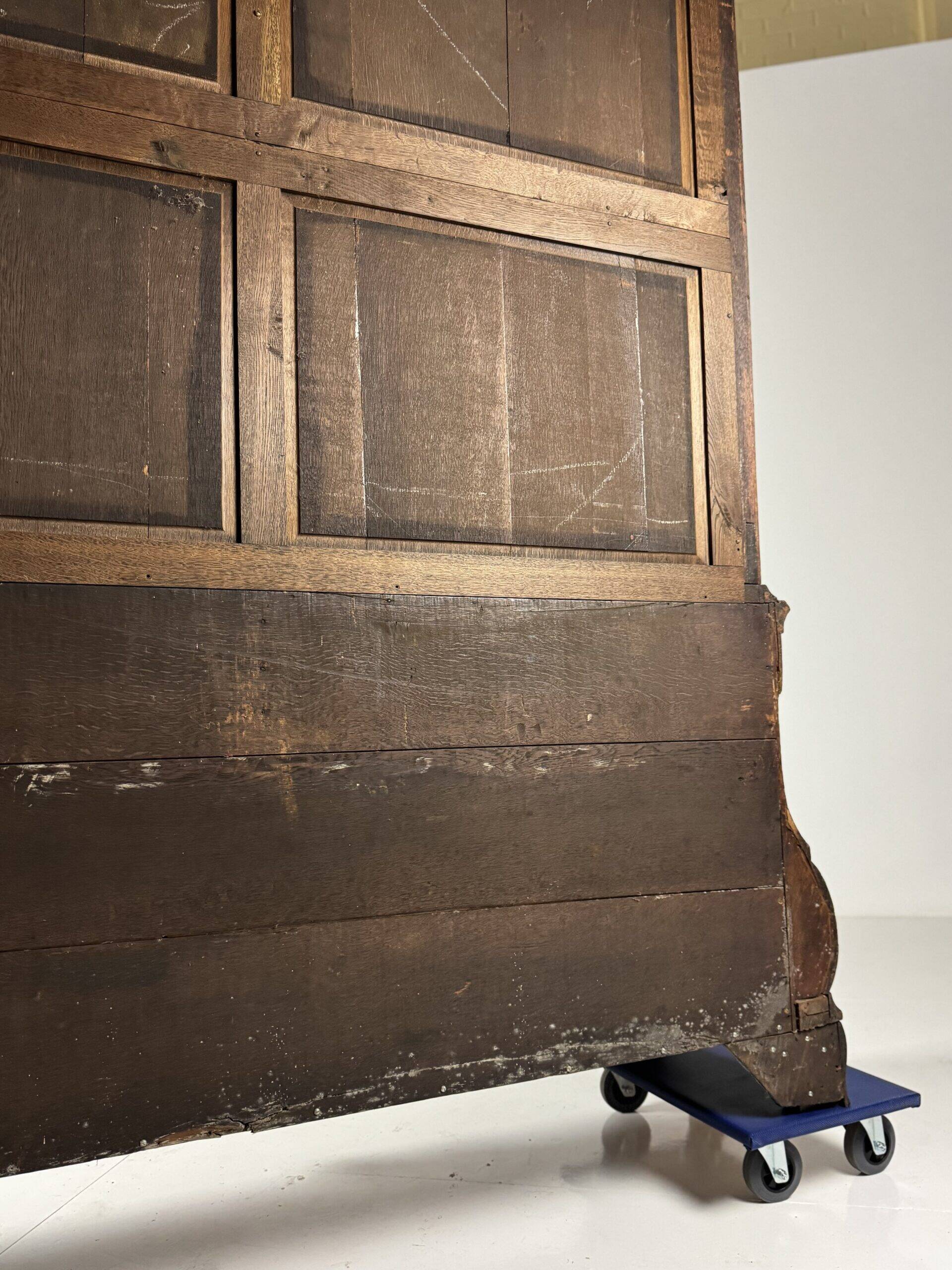 Dutch burr walnut cabinet ca. 1740