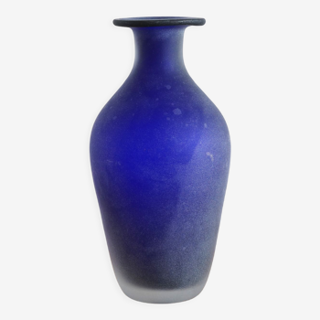Vase en pâte de verre bleu foncé