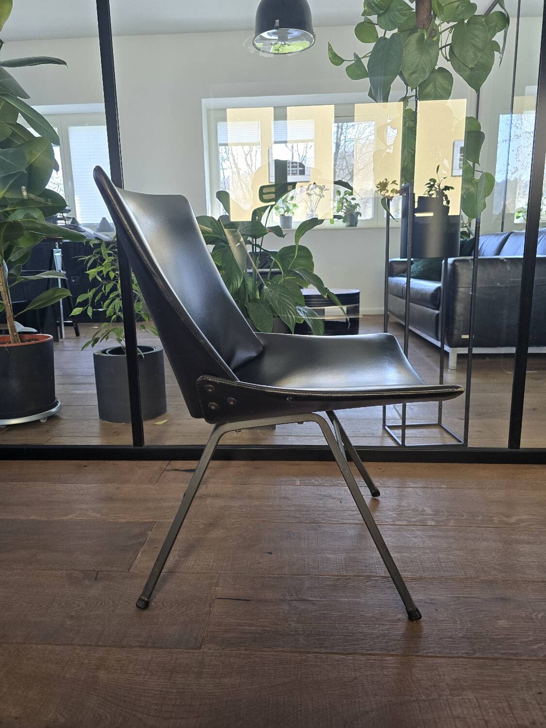 Chaise en simili cuir moderne du milieu du siècle des années 60