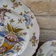 Ensemble de 2 anciennes assiettes décoratives avec cornes d'abondance