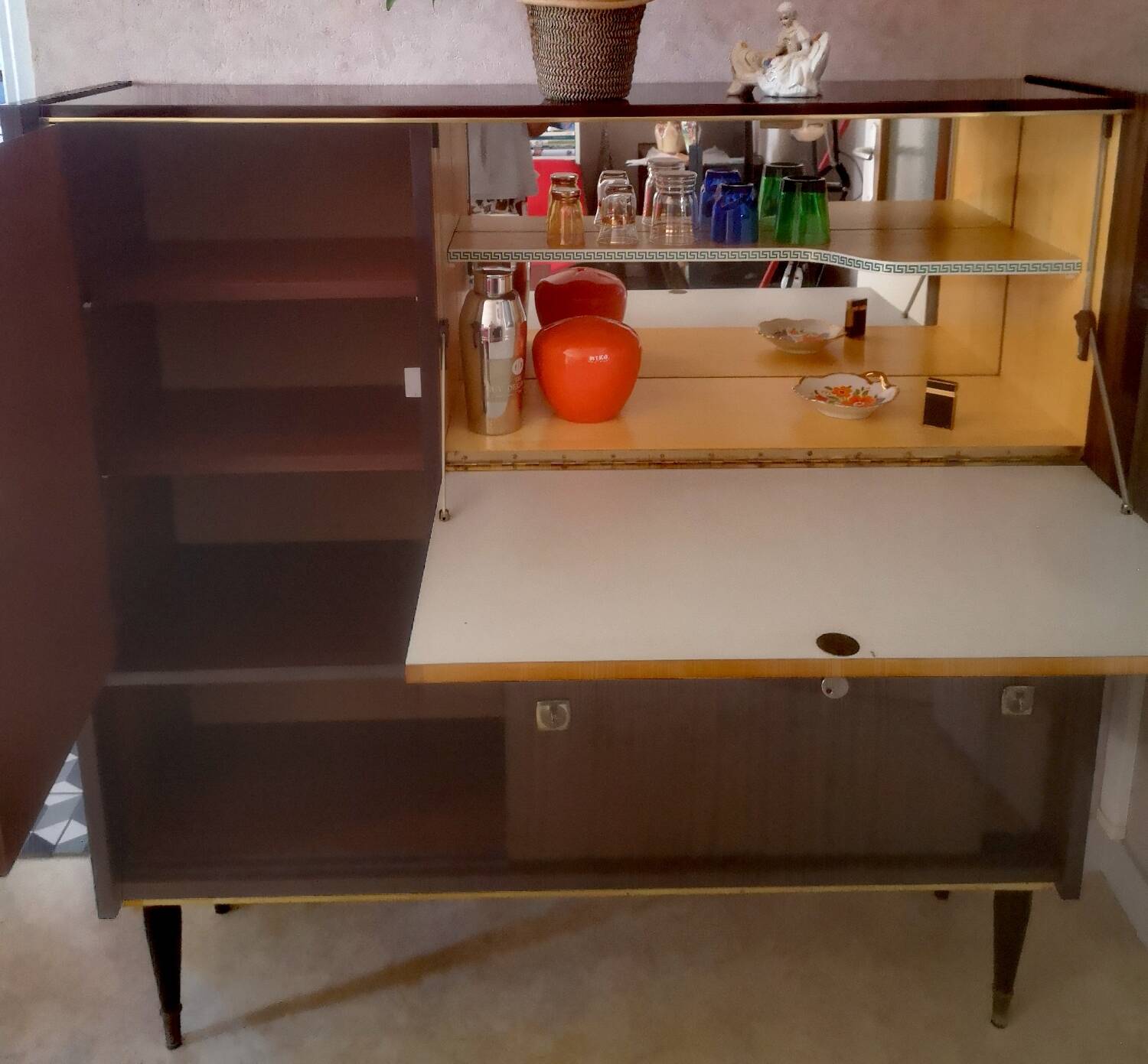 Bar cabinet