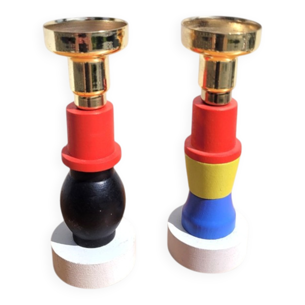 Paire de bougeoirs en bois coloré et doré