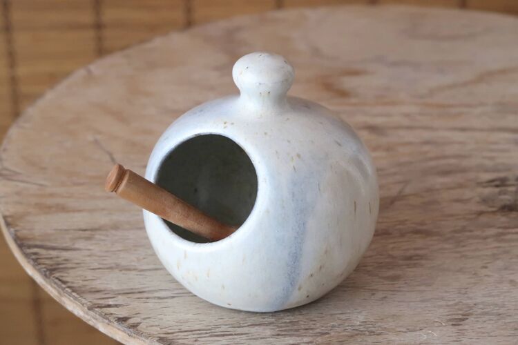Pot à sel blanc en céramique et sa cuillère, années 70