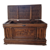 Coffre ancien en chêne sculpté