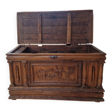 Coffre ancien en chêne sculpté