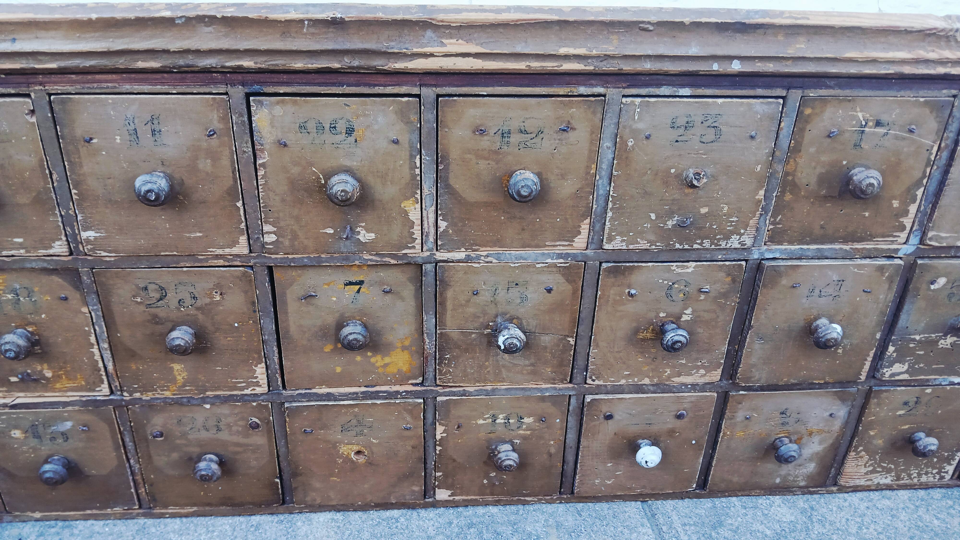Workshop furniture with 30 drawers