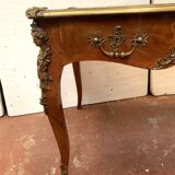 Bureau d'apparat de style Louis XV, dessus de cuir fauve XIXème siècle