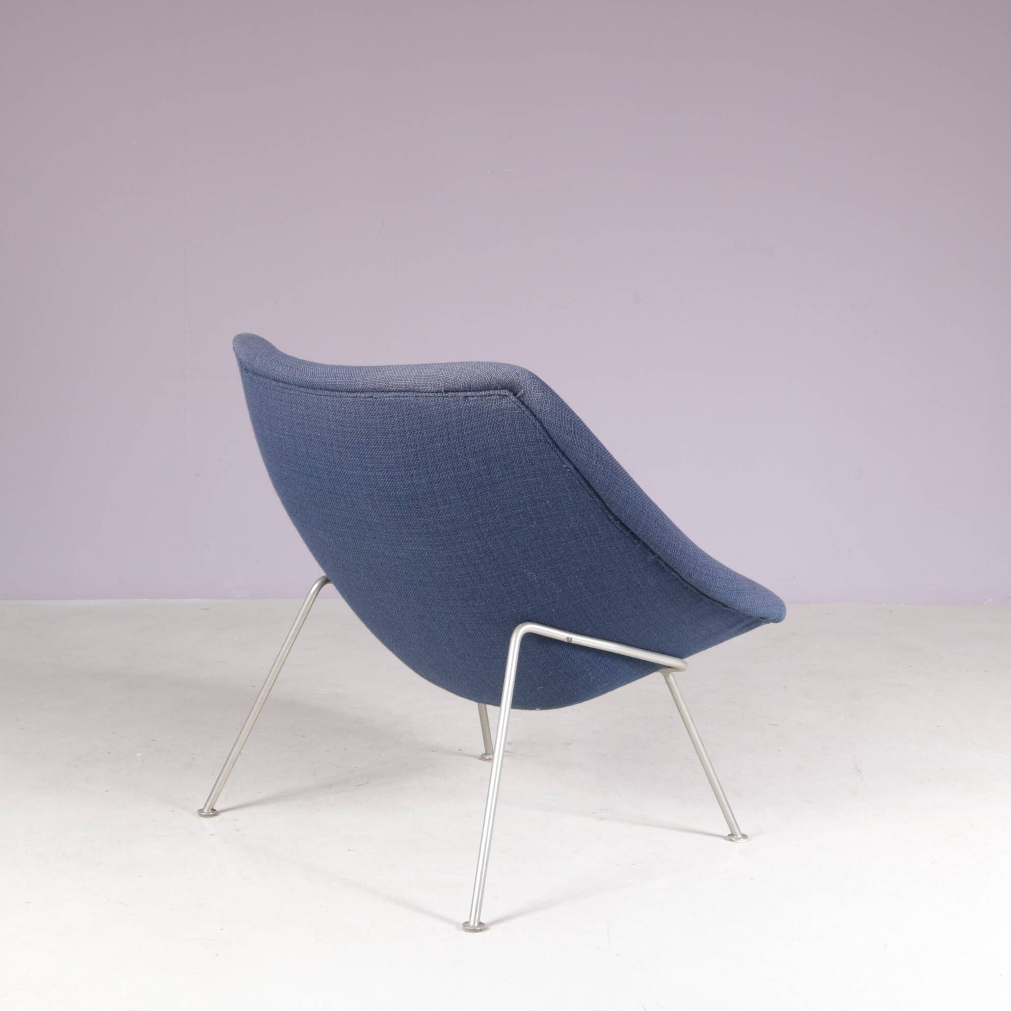 Fauteuil à huître pour femme des années 1950 sur base en chrome mat avec rembourrage bleu par