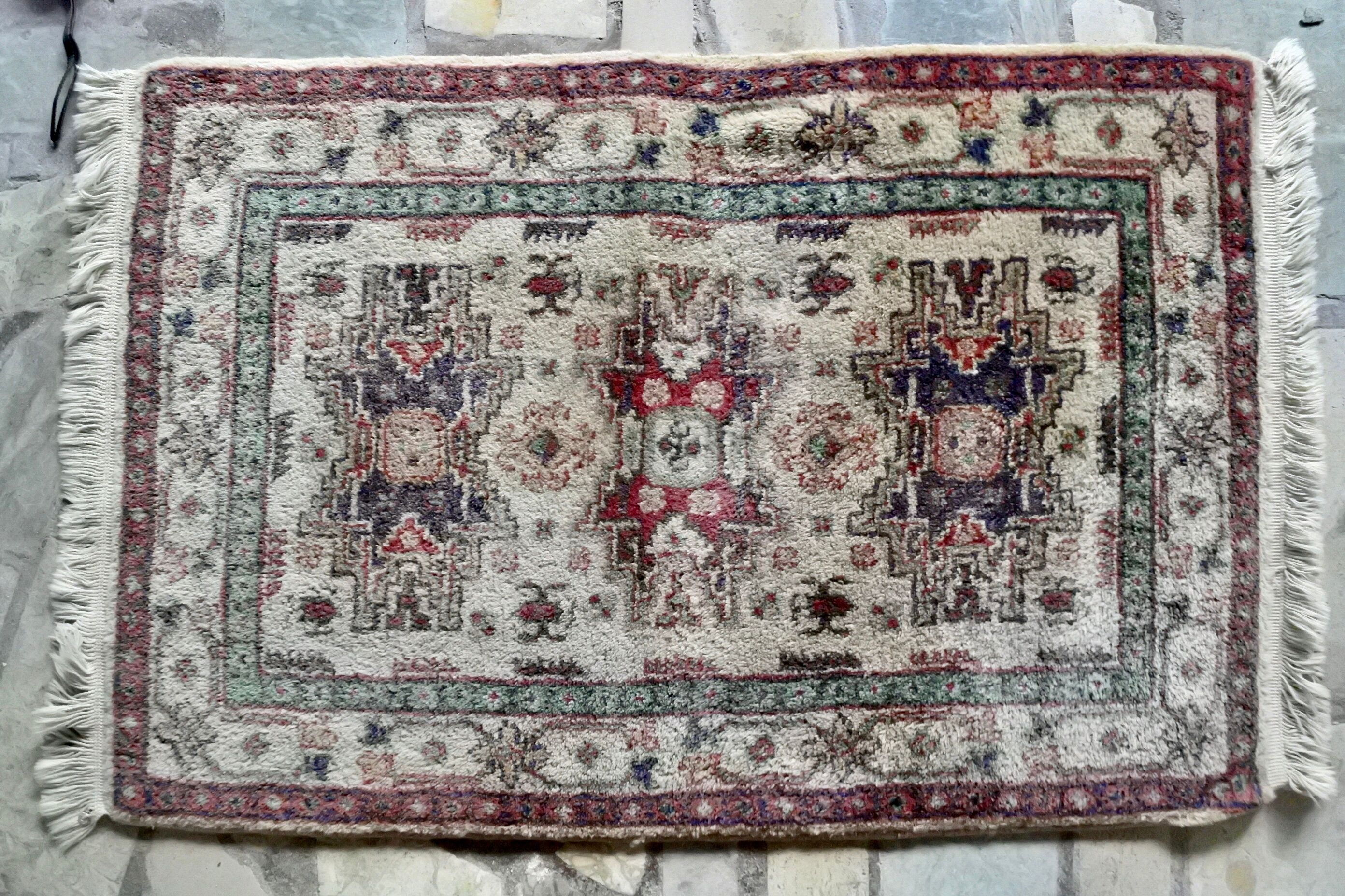 Small hand-knotted Indian rug 92x61cm