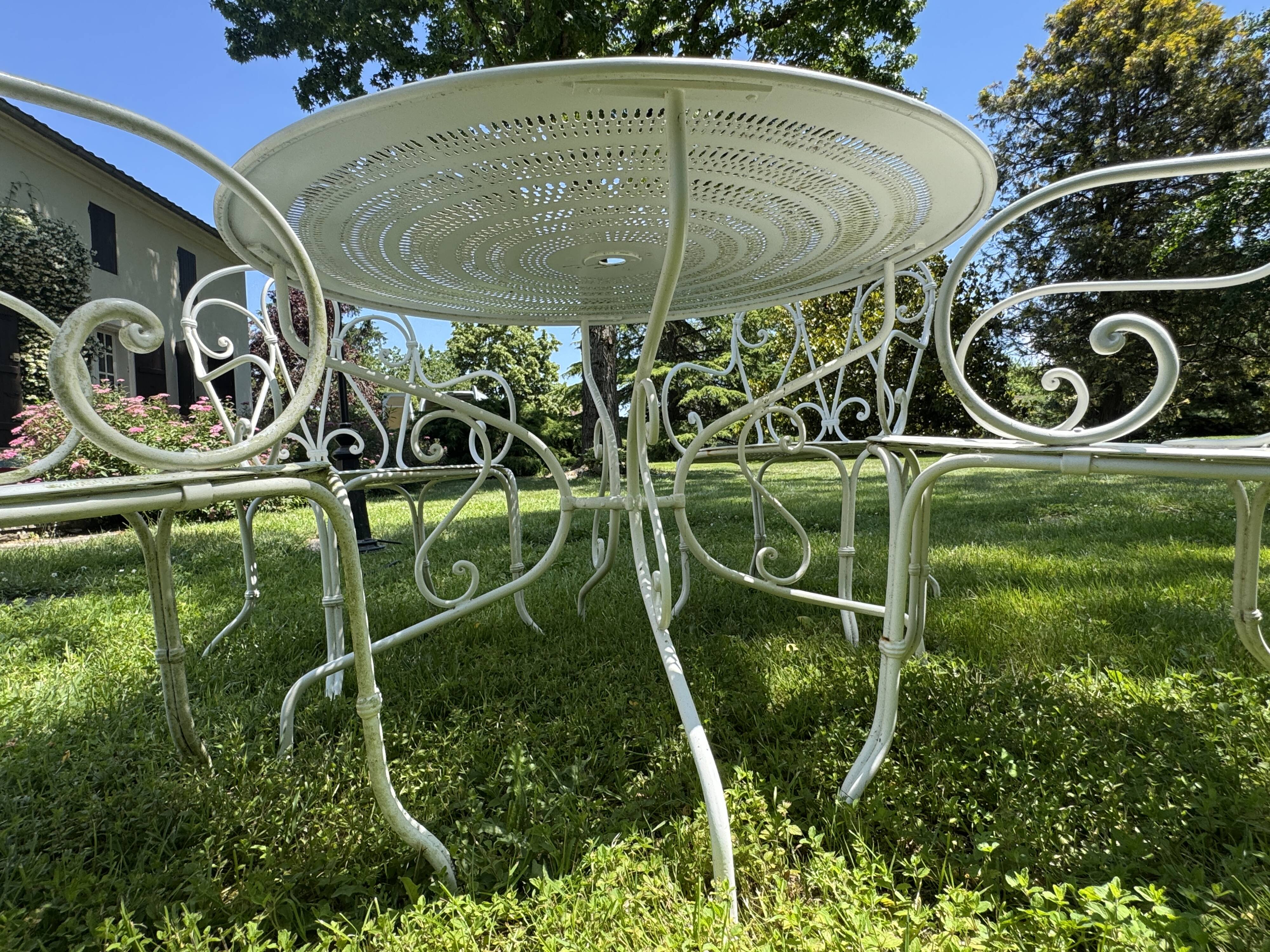 White lacquered wrought iron garden furniture — Belle Époque / 1950s style