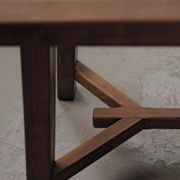 Grande table artisanale en chêne, France, vers 1970