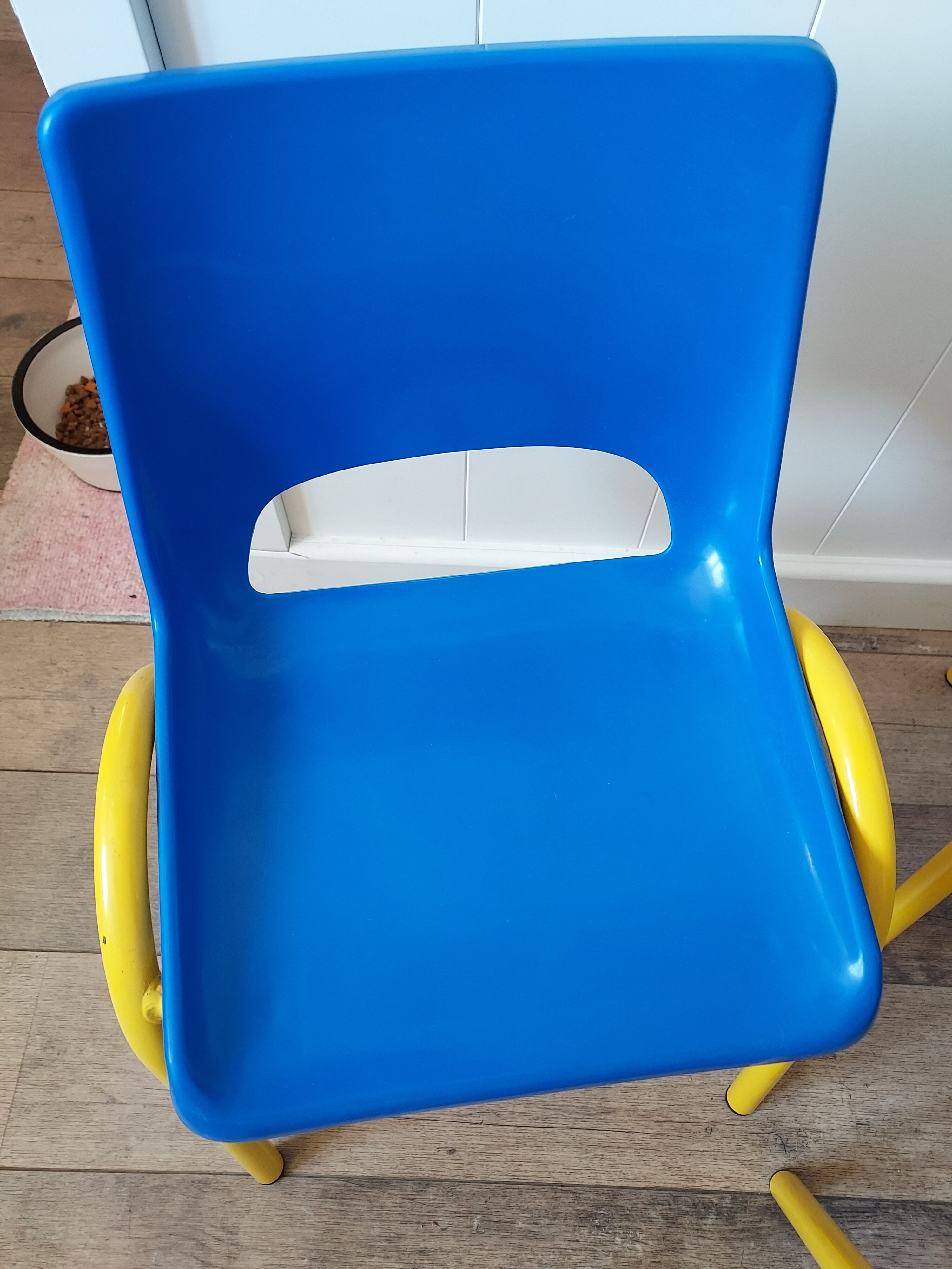 4 chaises coque école