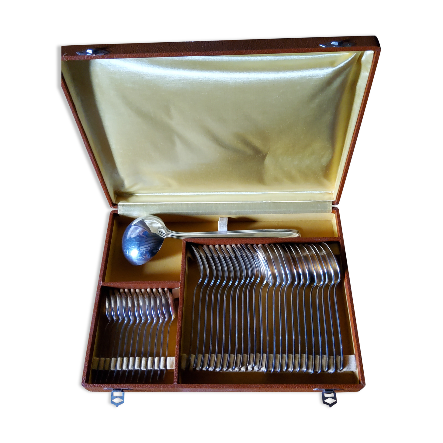 Silver metal housewife model of the 50s in her box