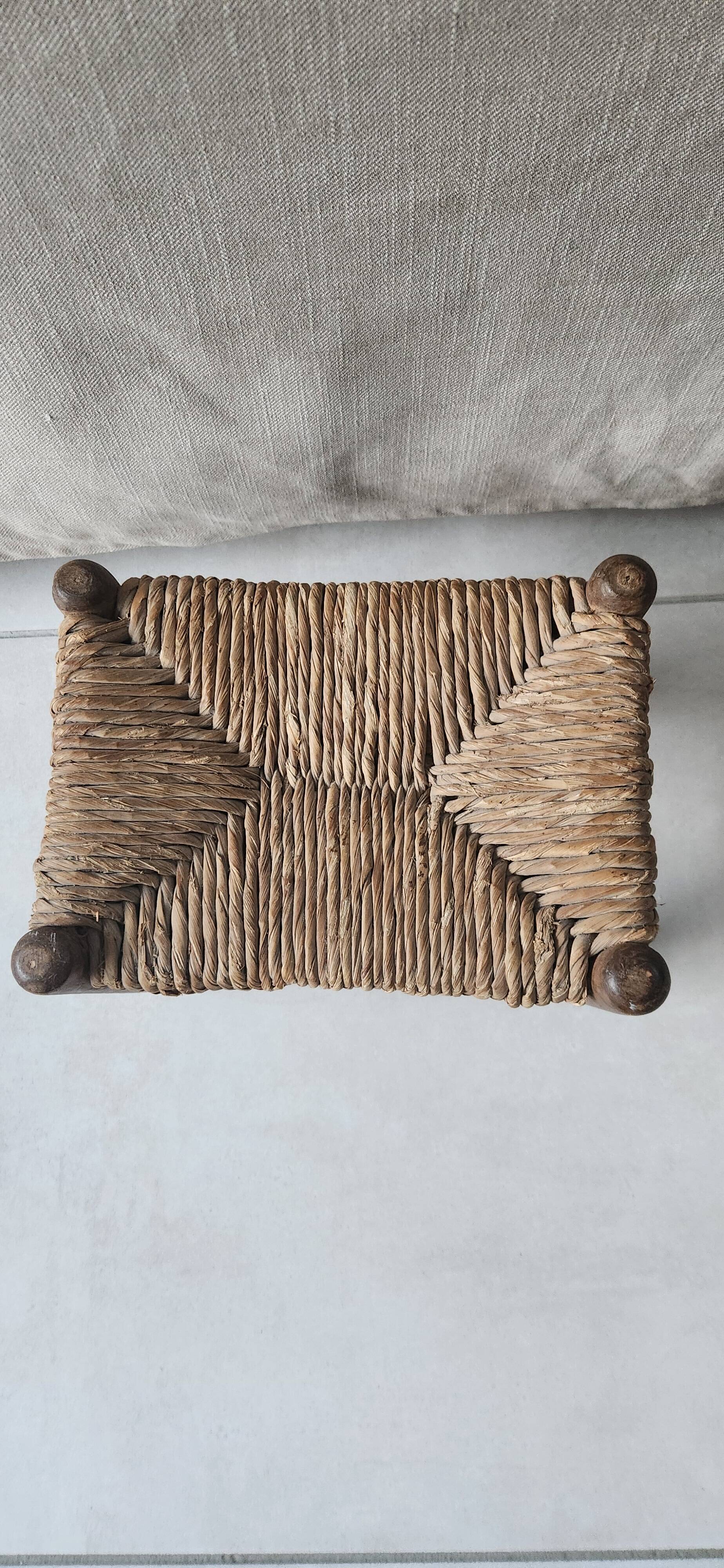 Wood and straw footrest