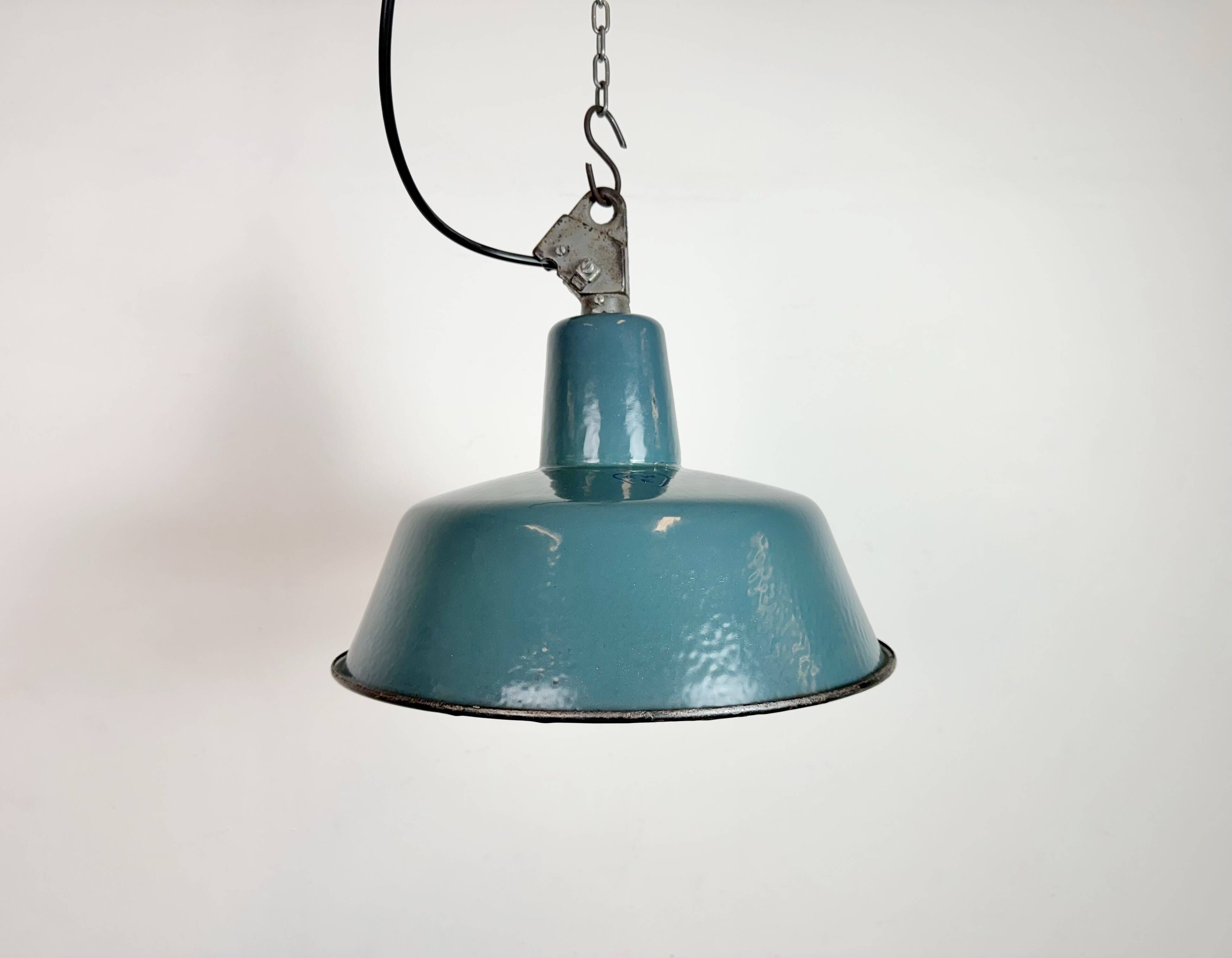 Lampe d'usine en émail pétrolier industriel avec dessus en fonte, années 1960.