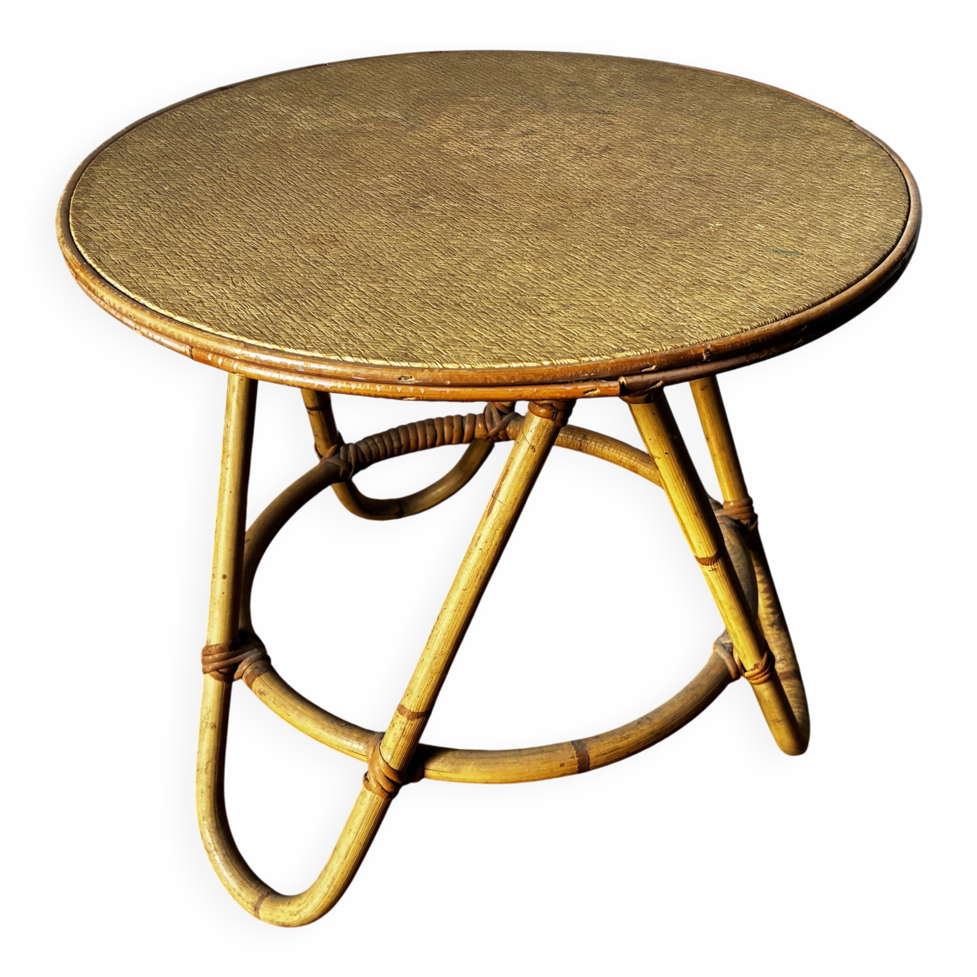 Small vintage round table in osie.