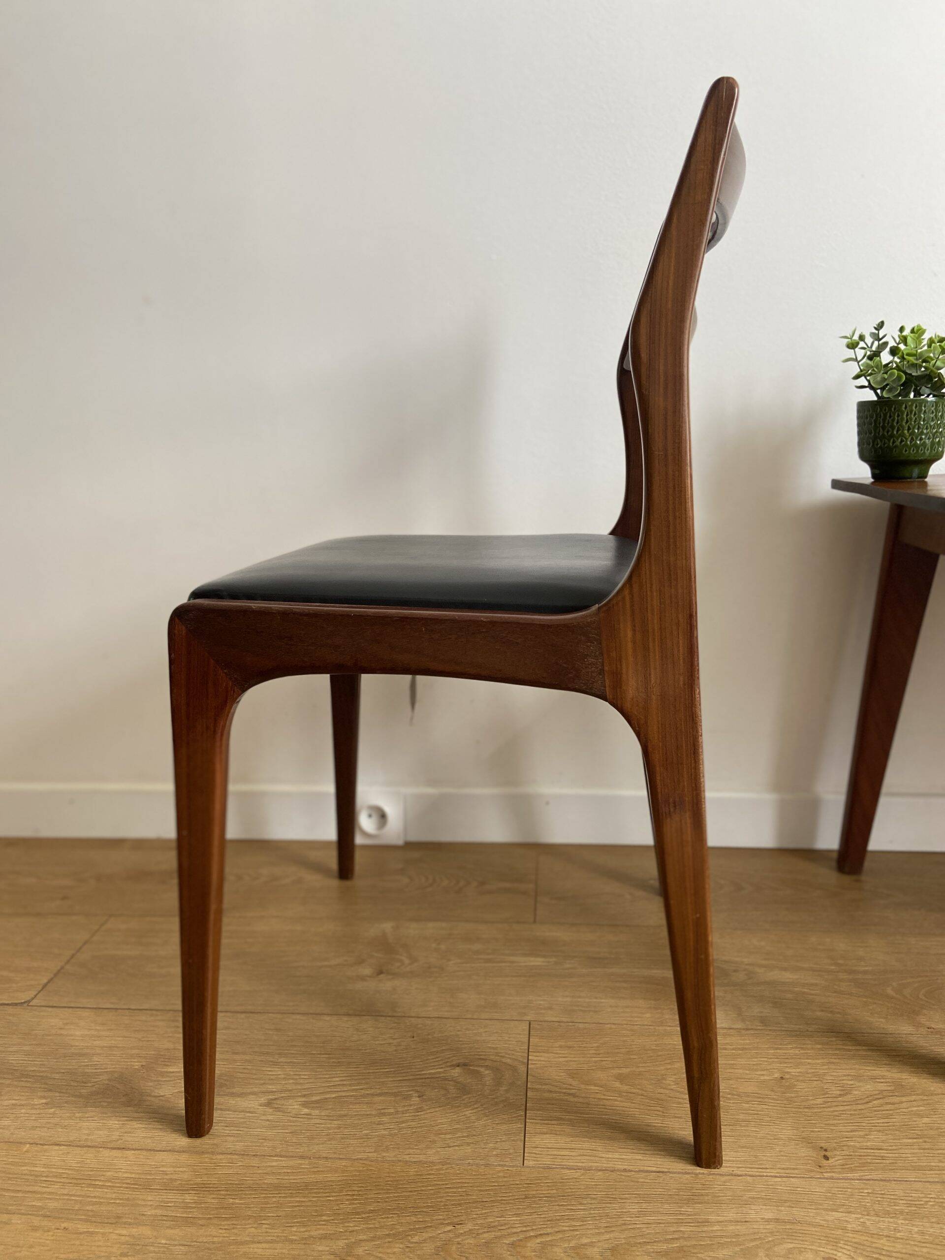 Chaise vintage bois et skaï noir