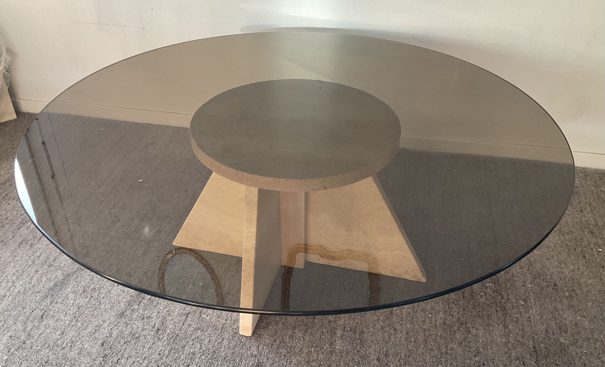 Table basse vintage en travertin et verre fumé années 70