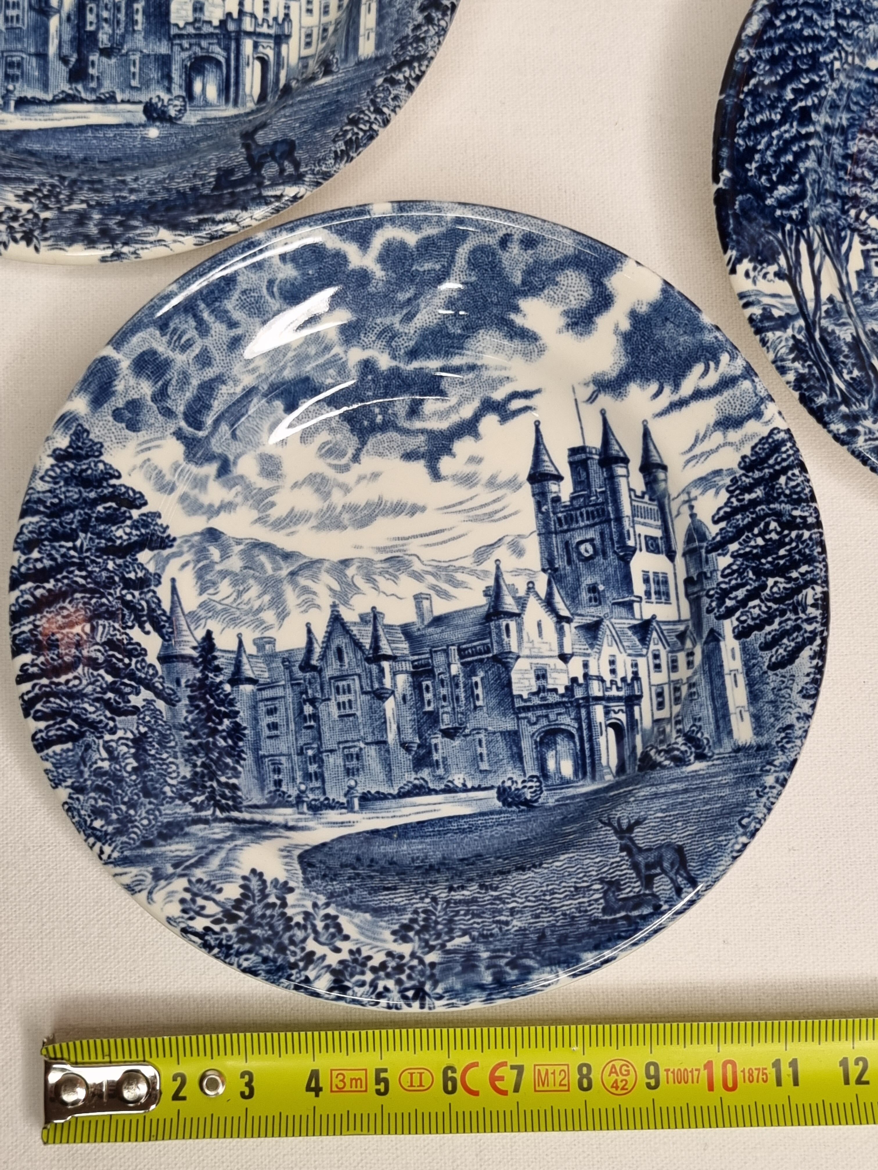 Ensemble de cinq ramequins en faïence Wedgwood England