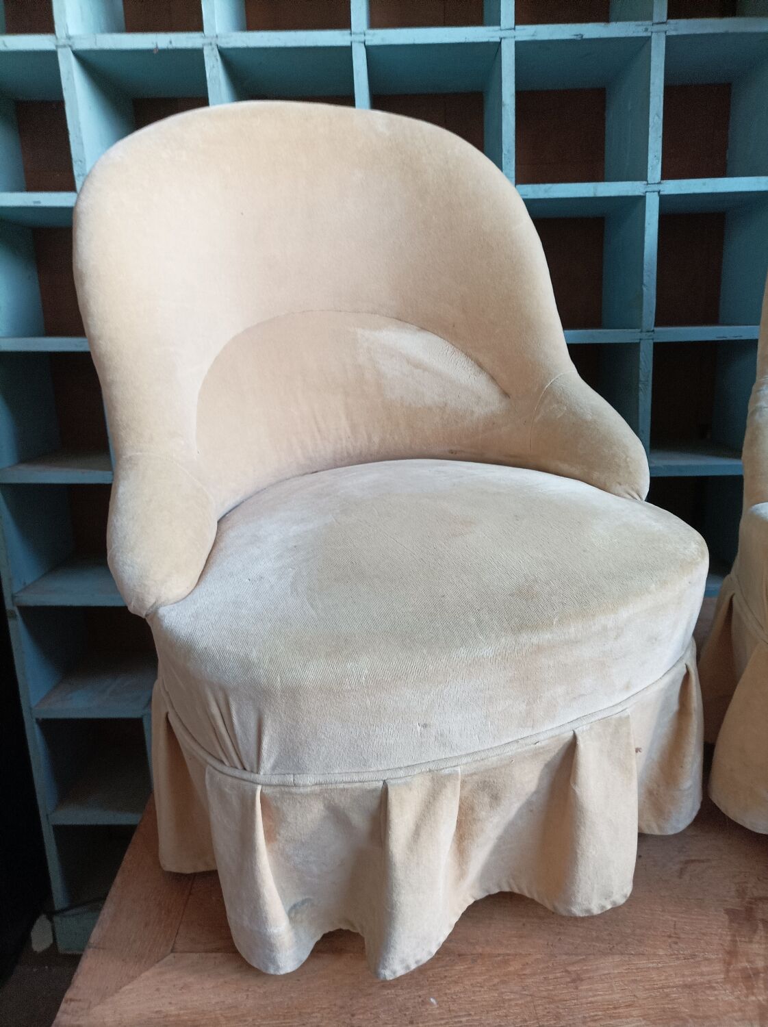 Pair of chair toad old foot black turns turns