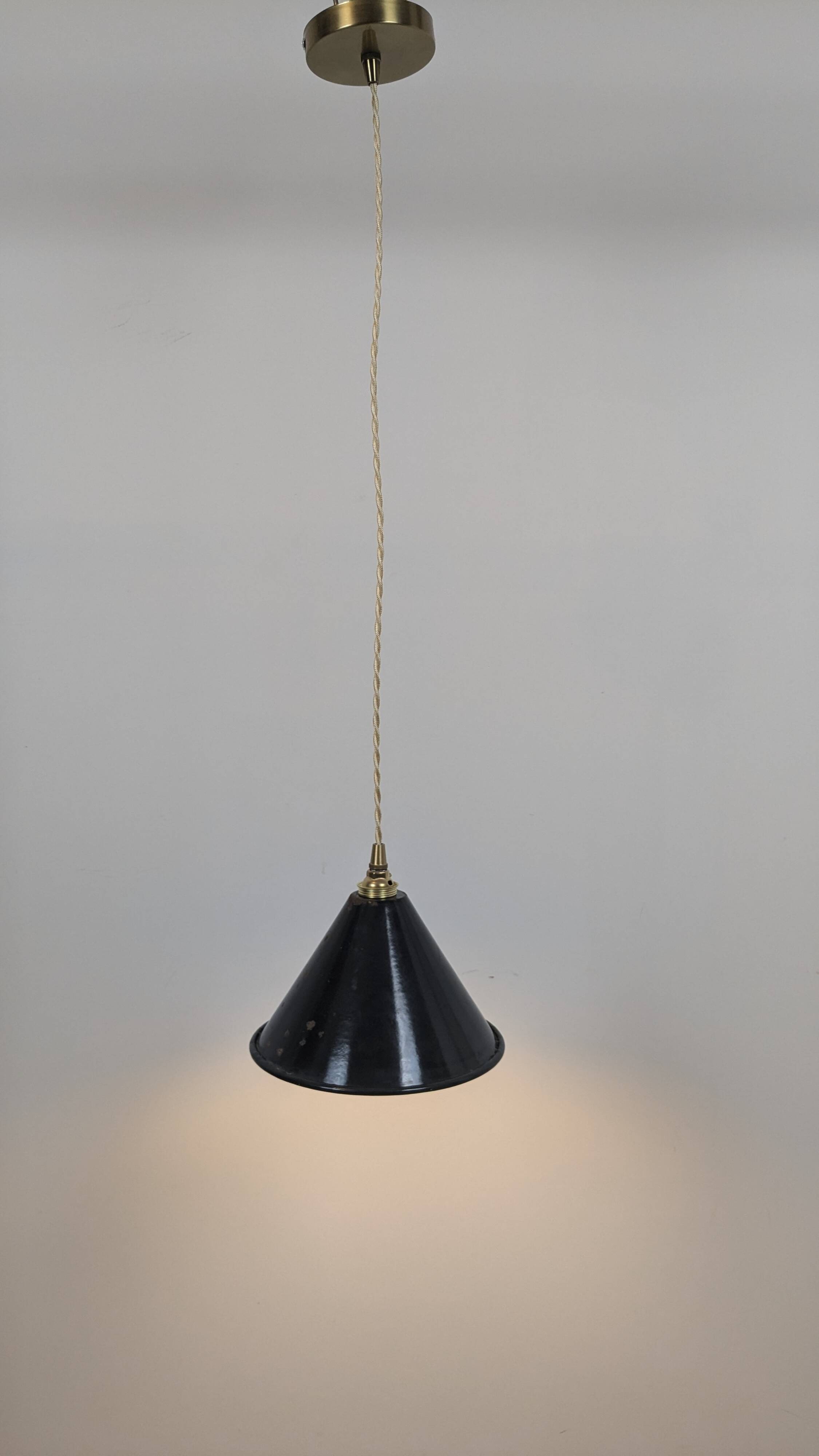 Suspension industrielle vintage en tôle noire emaillée
