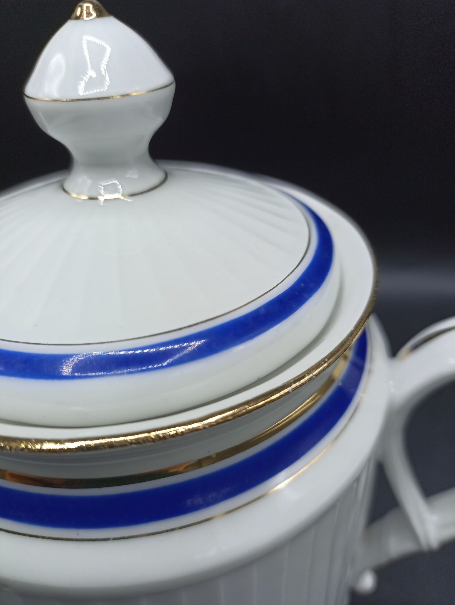 Bonbonnière / Sucrier in pleated porcelain