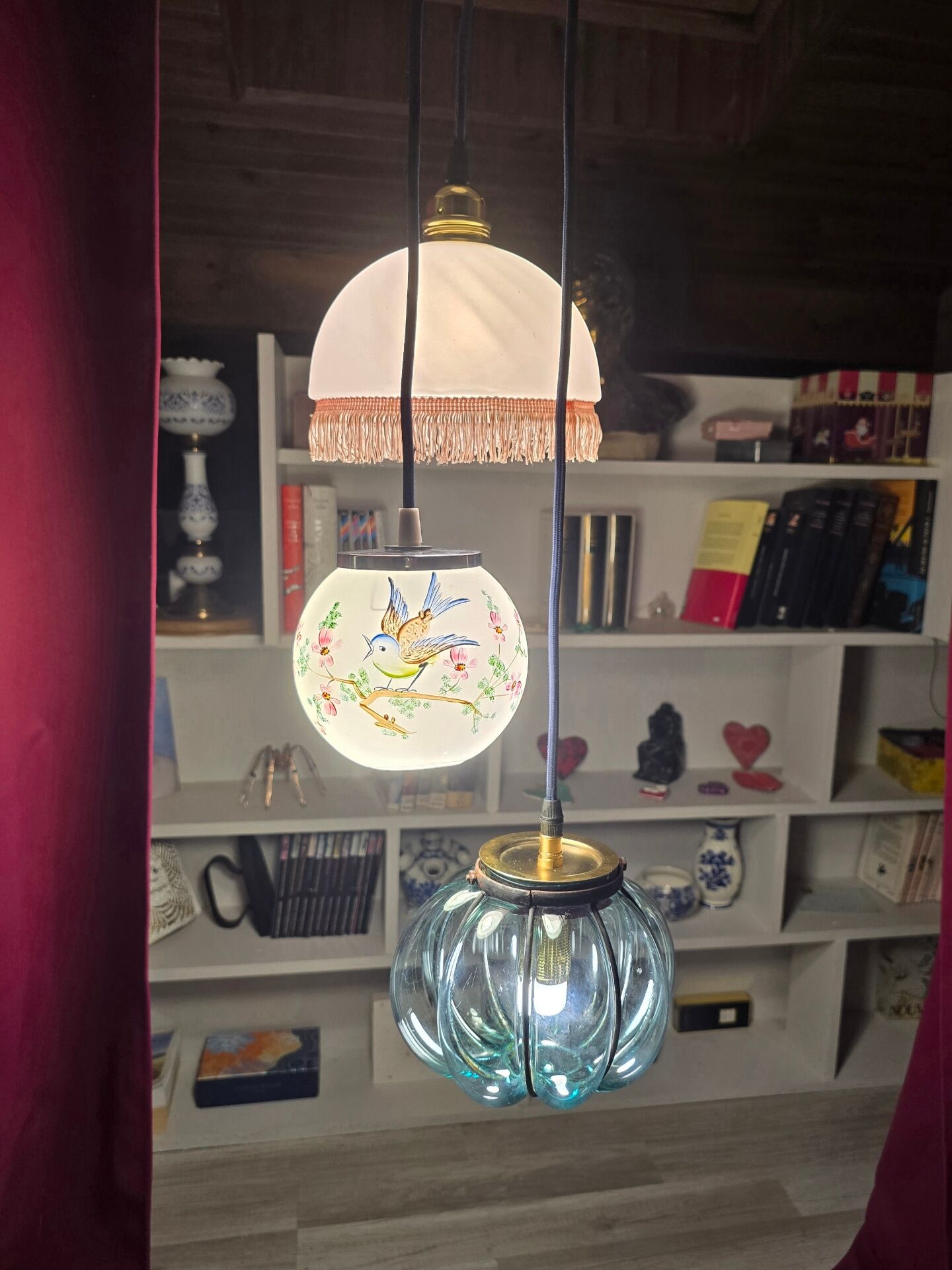 Suspension cascade triple globes anciens verre et opaline