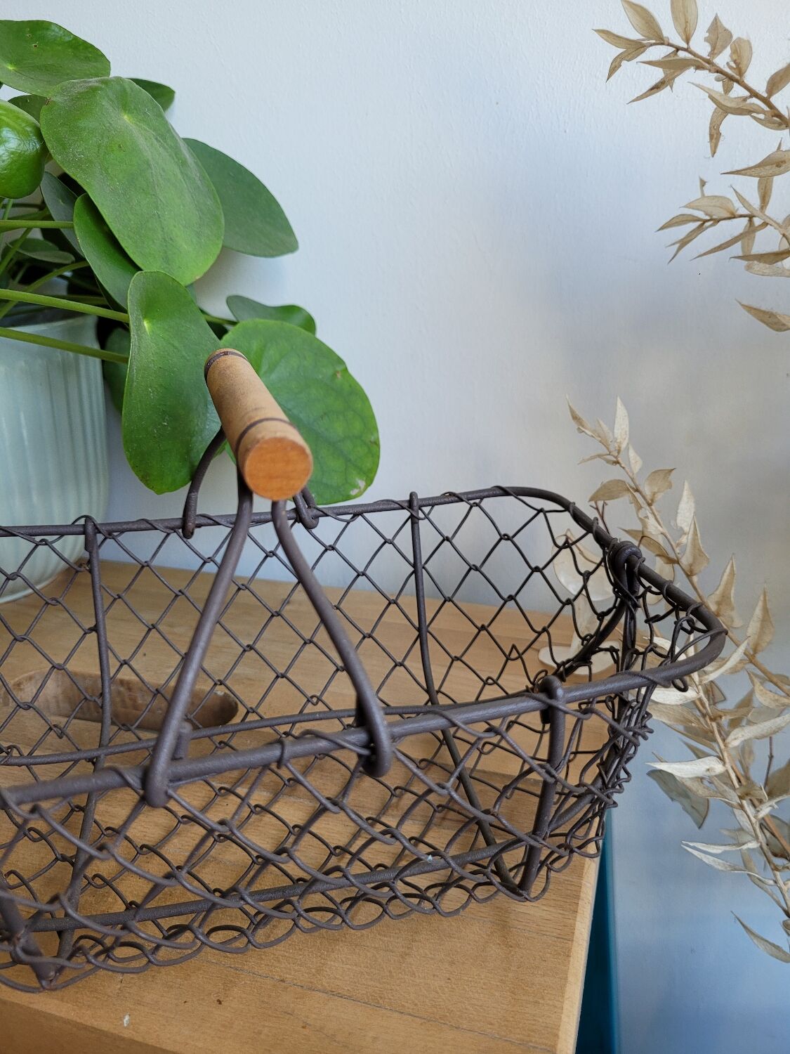 Basket wire handle wood