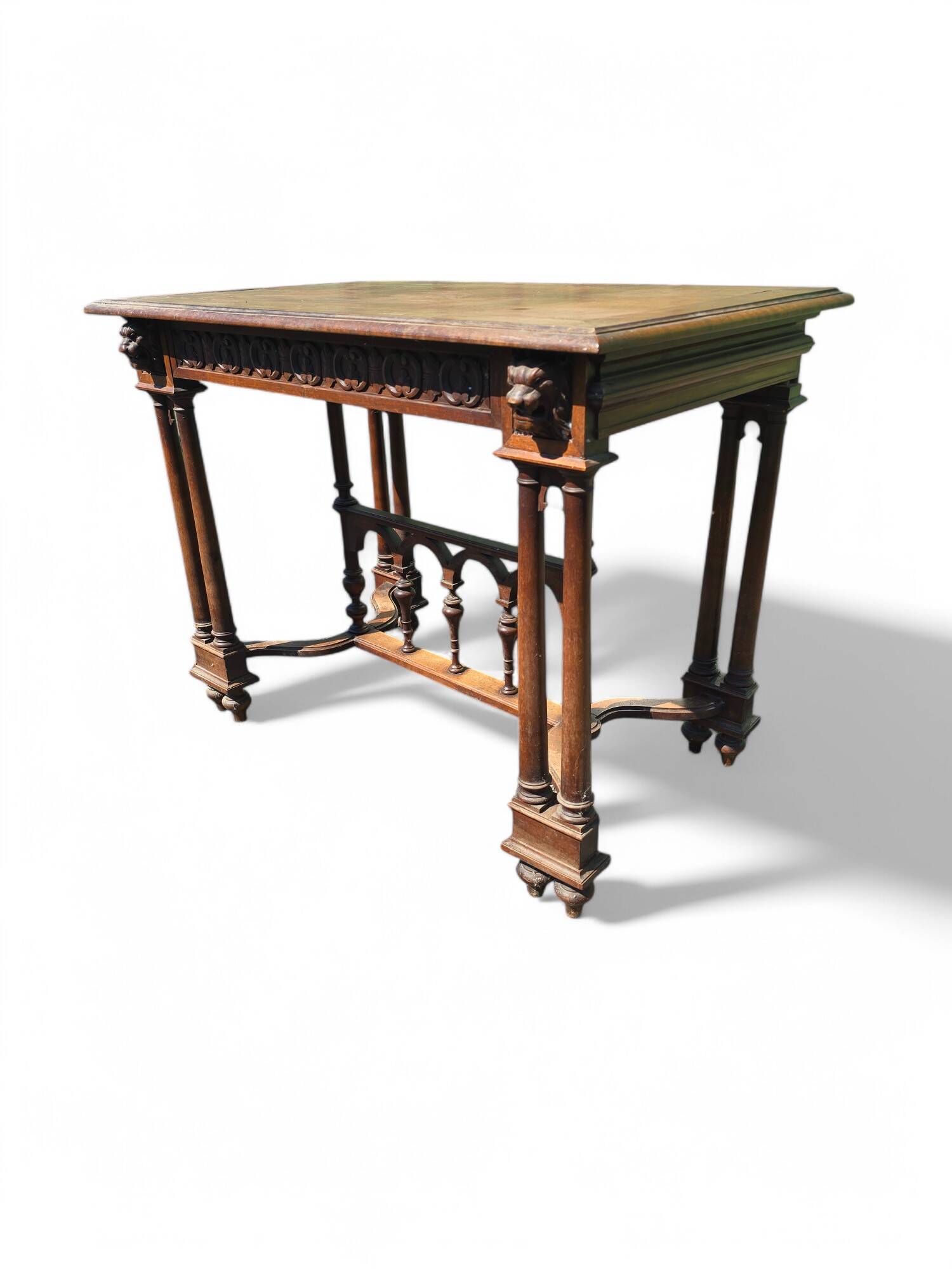 Bureau style Renaissance en bois sculpté