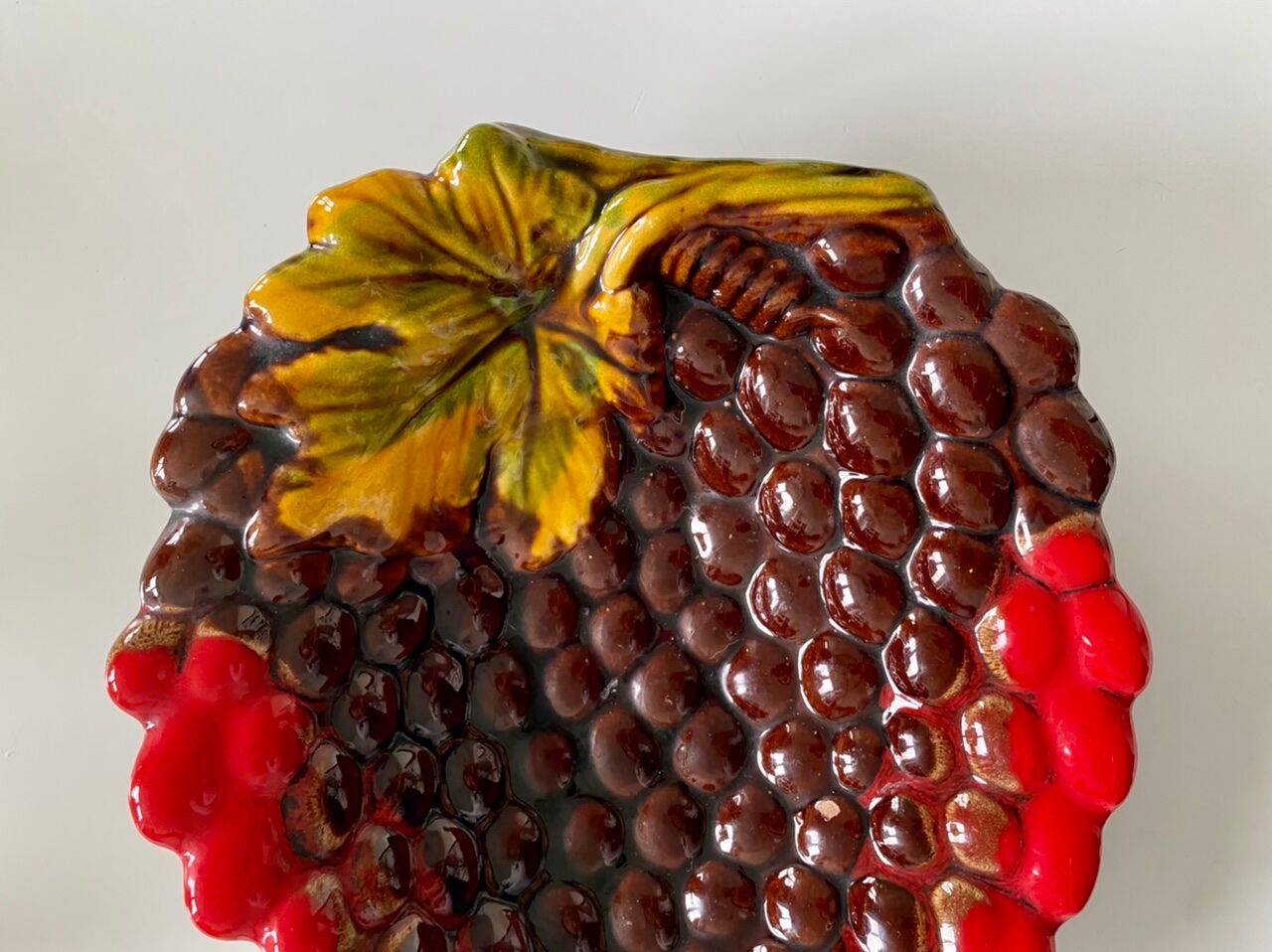 Slurry dish in the shape of a bunch of grapes