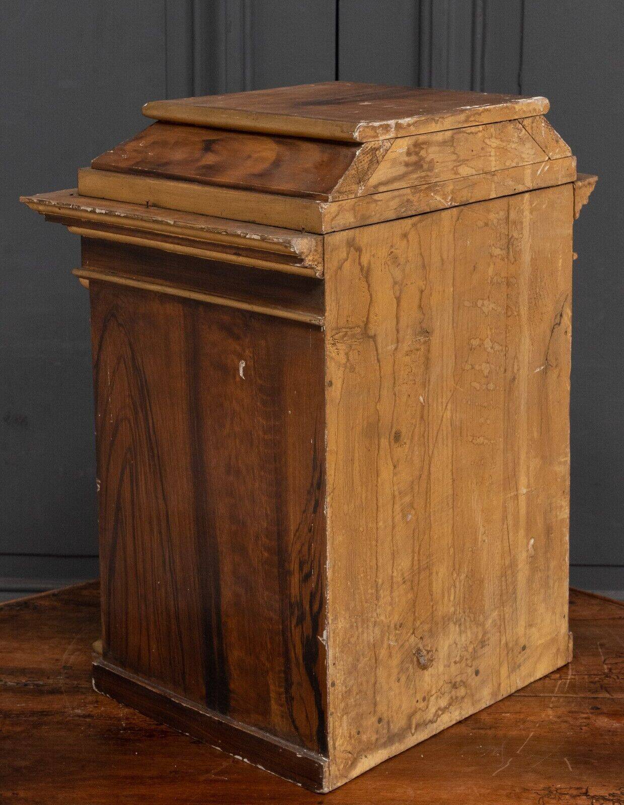 18th century tabernacle decorated with 2 columns and a sun on the facade