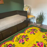 Tapis vintage en laine avec des fleurs roses sur fond vert et jaune fabriqué à la main en Transylvanie