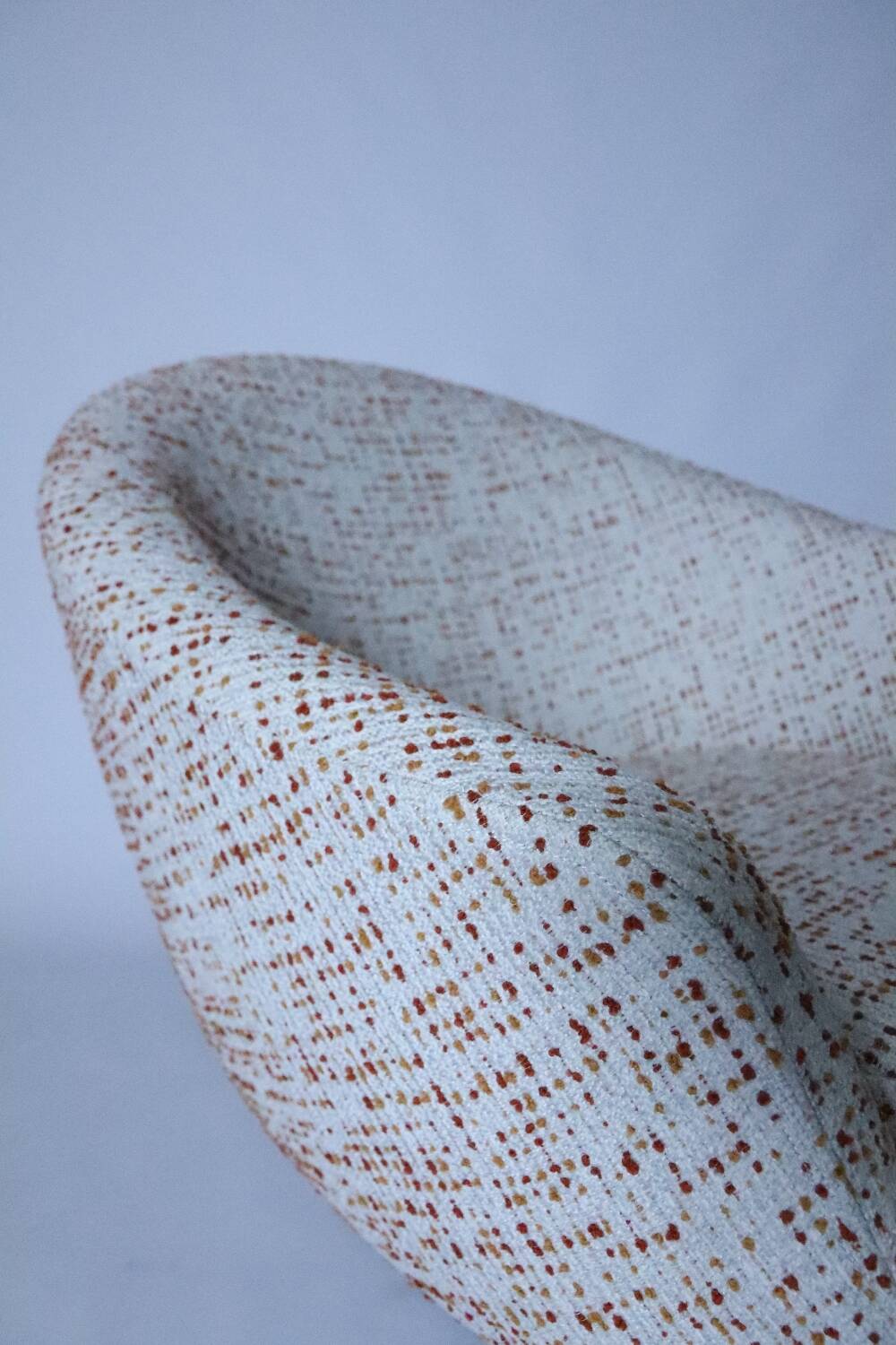 Fauteuil pivotant, tissu bouclé rouge et orange, années 1970
