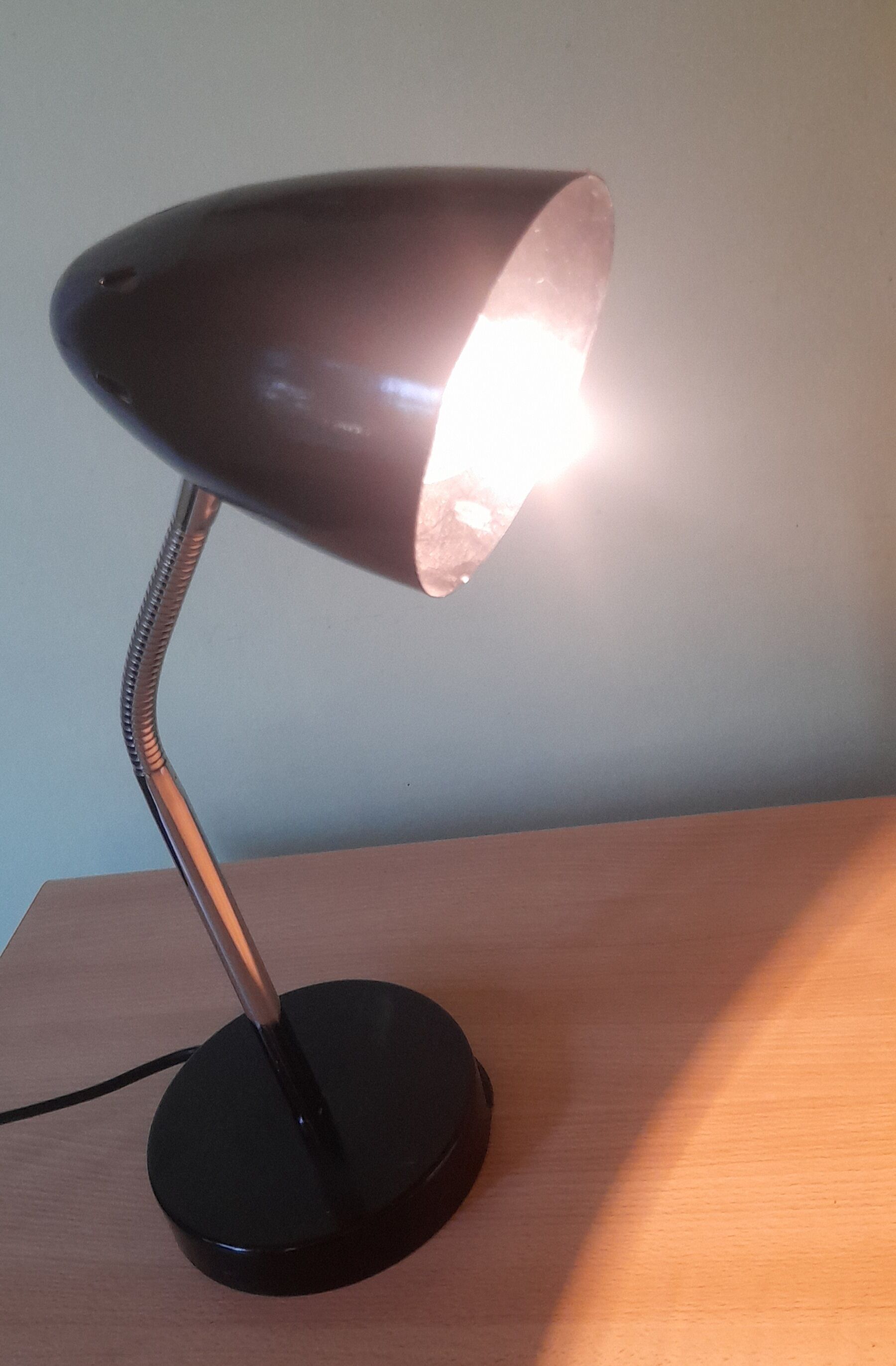 Flexible articulated lamp