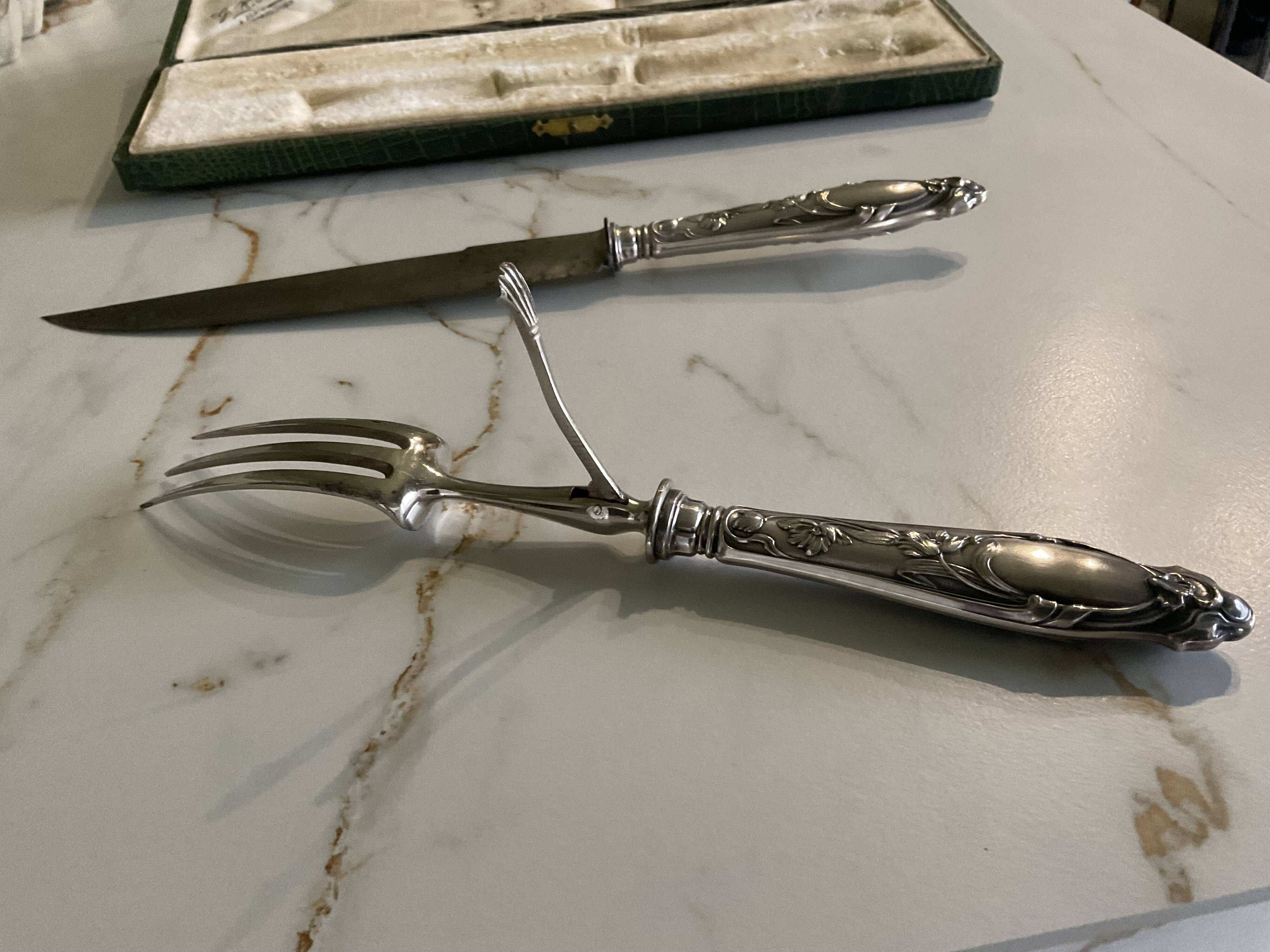 Leg cutlery set. Silver handles.