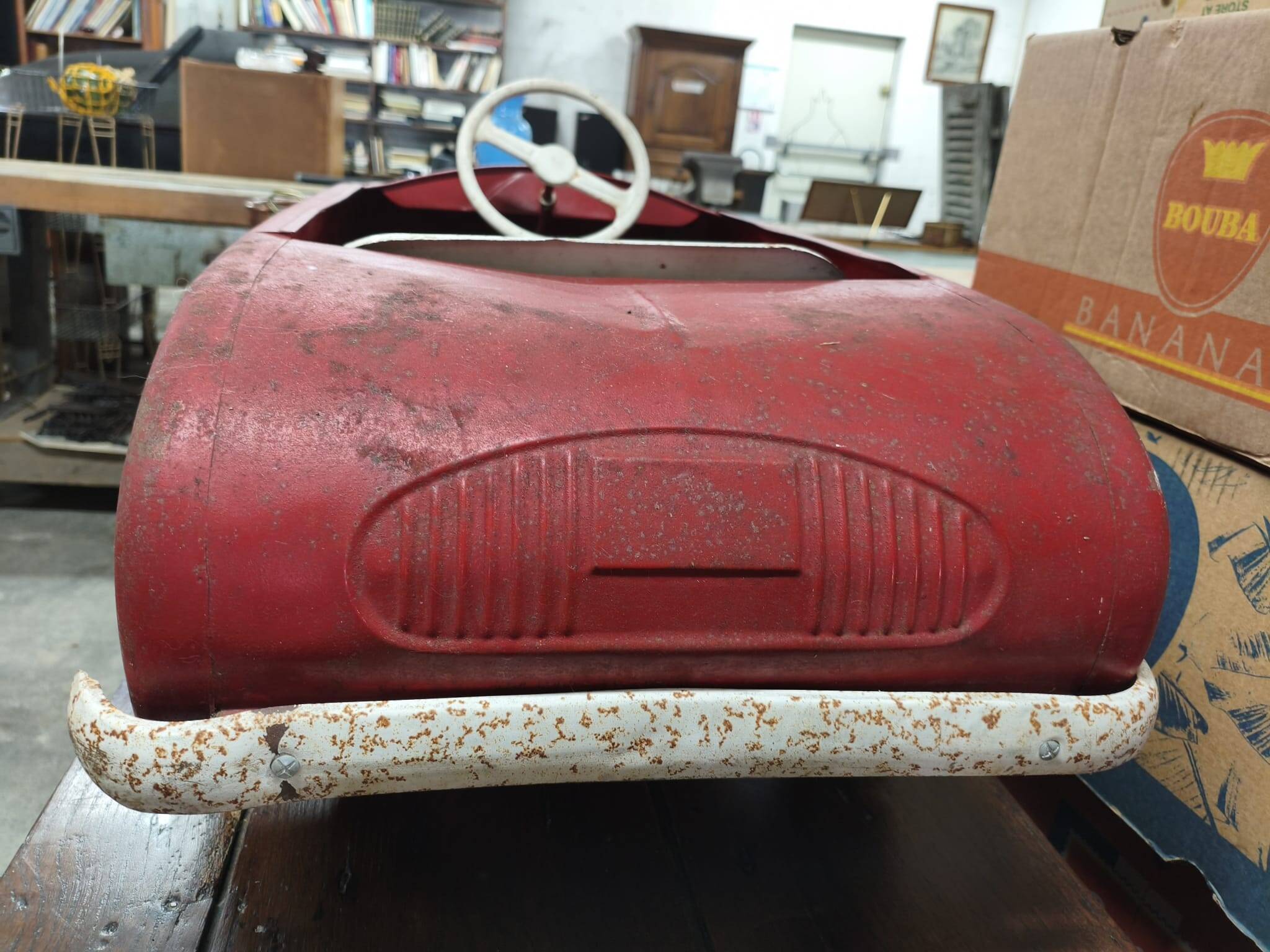 Voiture à pédales Vintage en métal rouge et blanc - Année 50/60