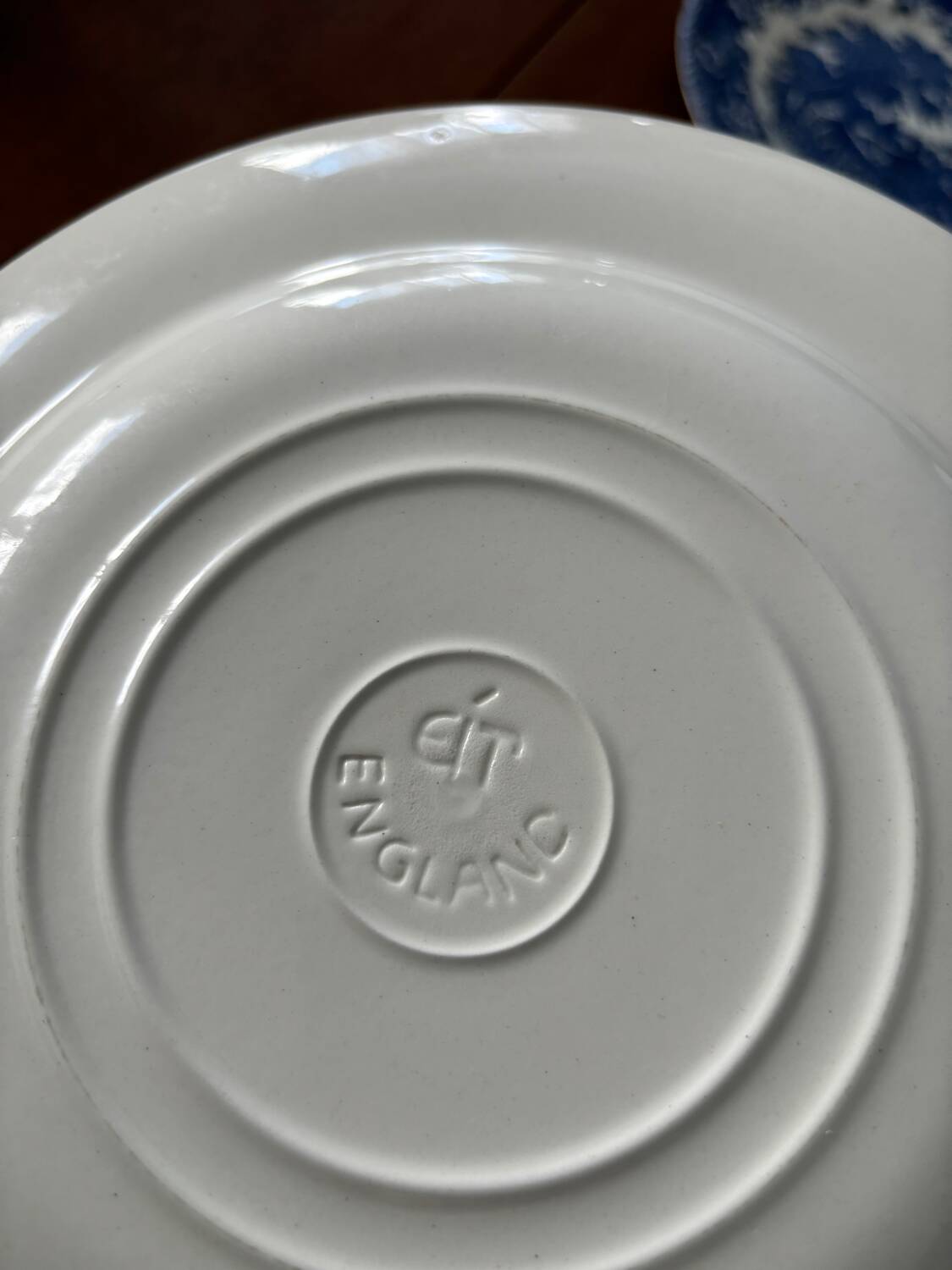 9-piece service of English plates with blue and white country decor