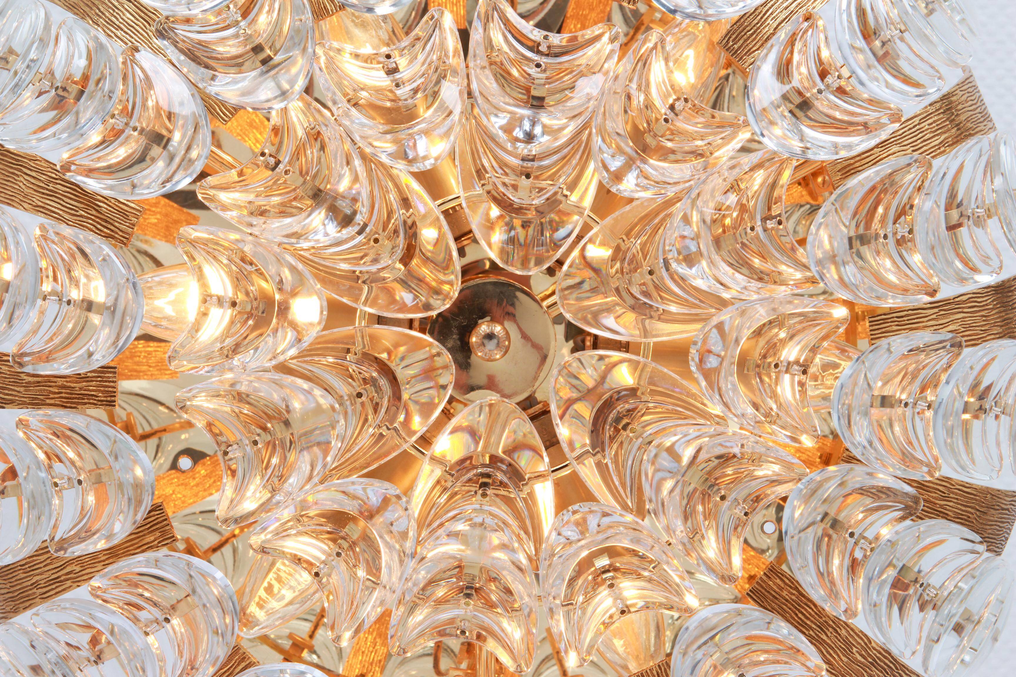 Delicate chandelier in gilded brass and crystal glass in the shape of flowers by Palwa, Germany, 1970s.