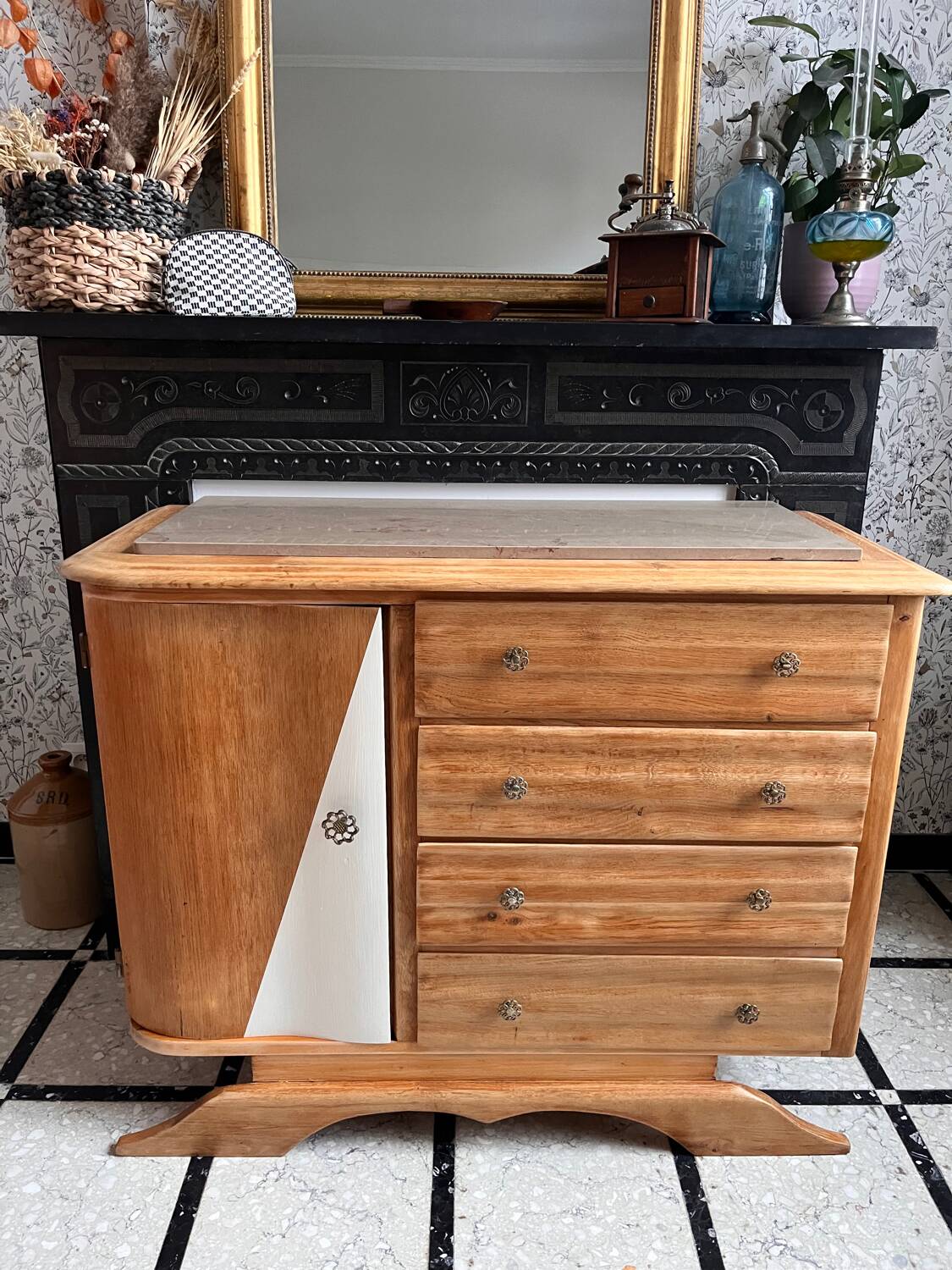 Moustache leg commode