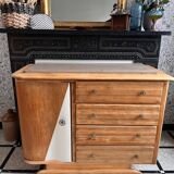 Moustache leg commode