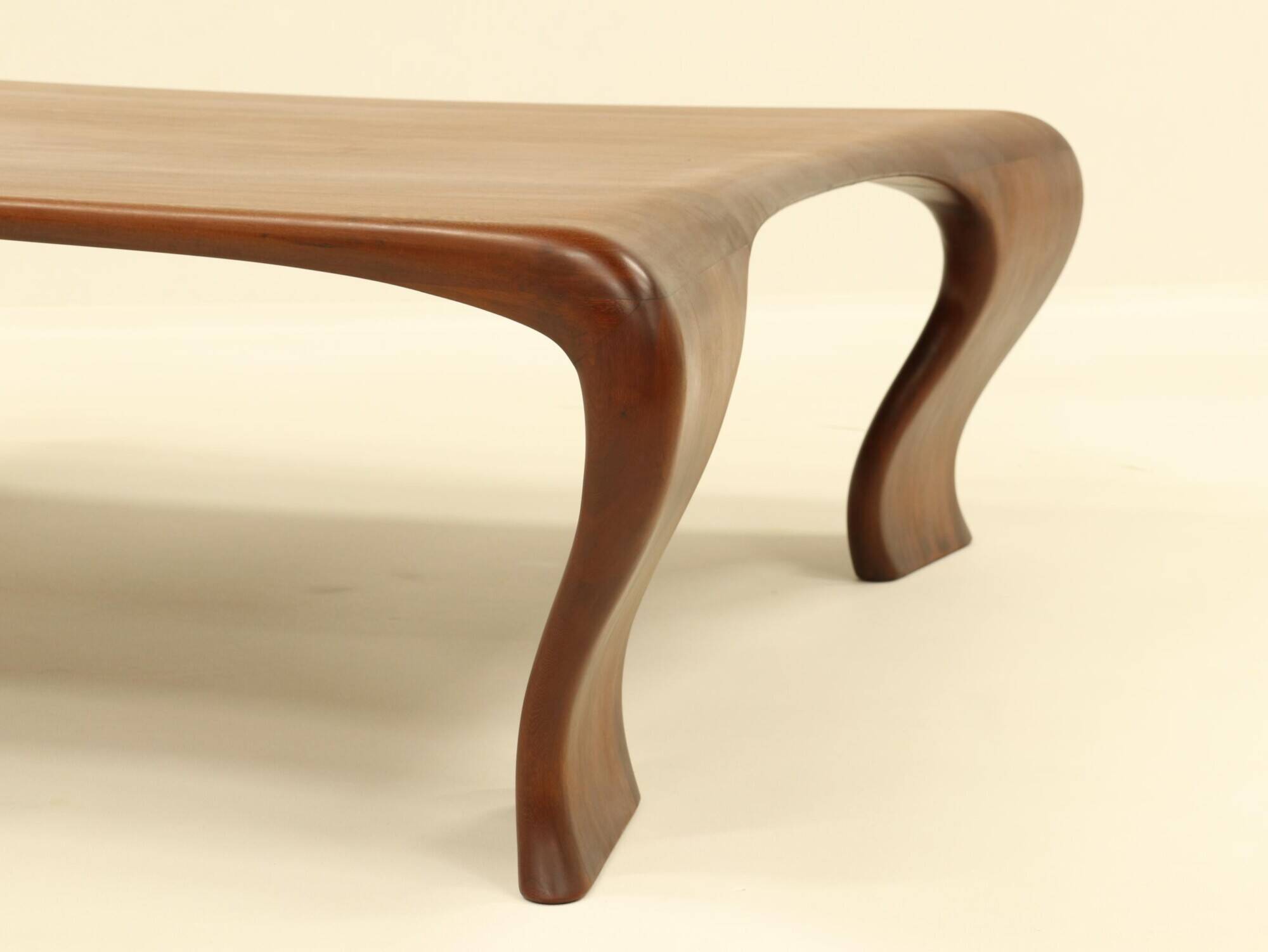 Table basse en Iroko massif par Marc Van Rampelberg