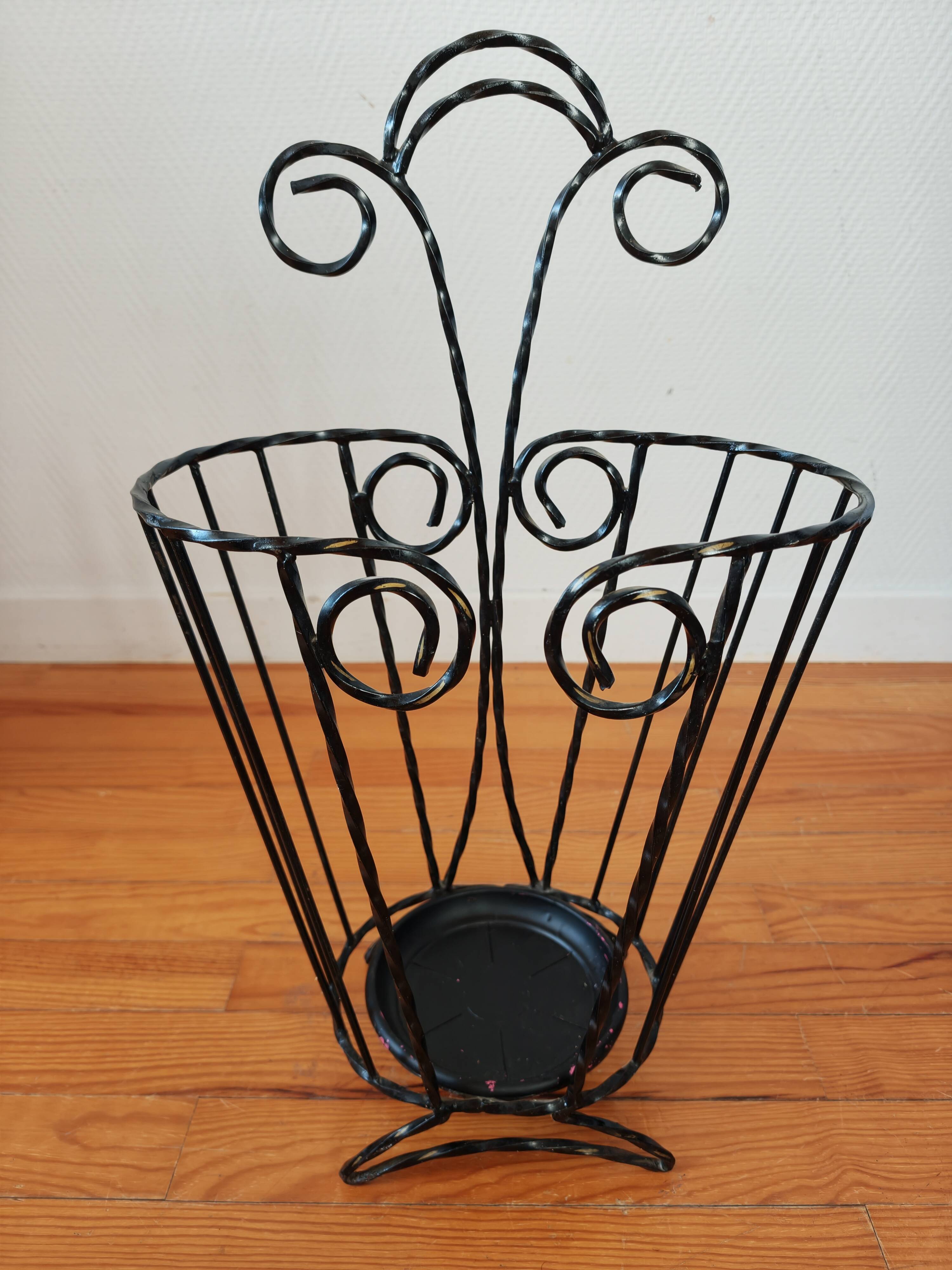 Porte-parapluie vintage en fer torsadé – années 60