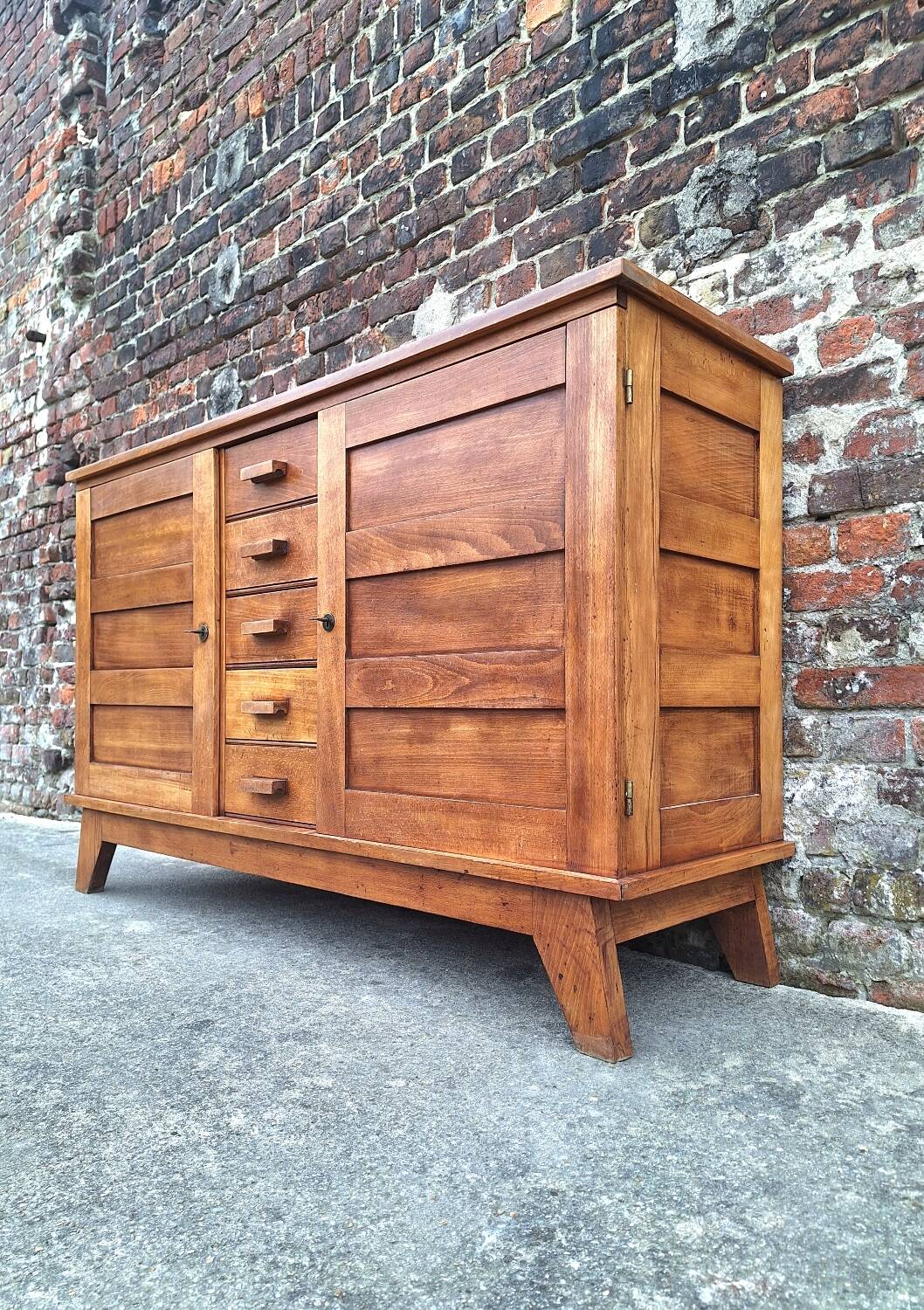 Buffet René Gabriel, furniture reconstruction known as that of the disaster victims.