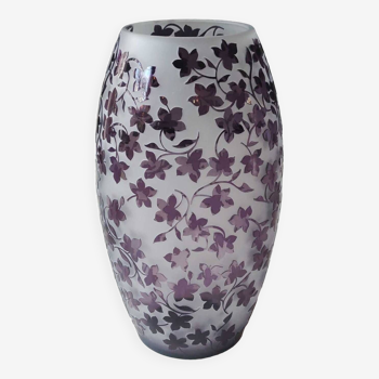 Vase En cristal au design stylé. Motifs floraux lilas sur fond givré blanc. 28 x 15 cm