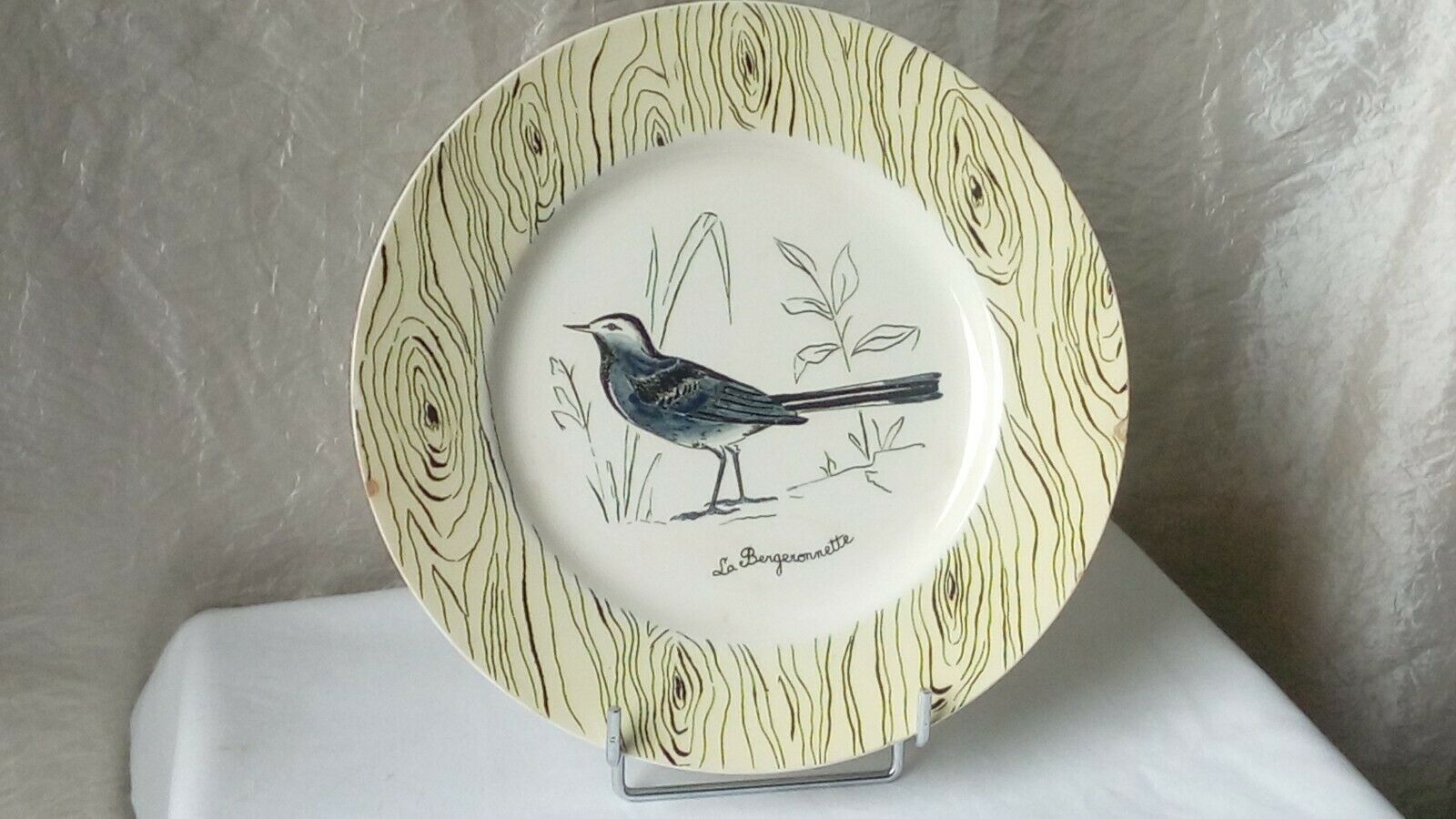Flat plate in faience of gien the wagtail old signature