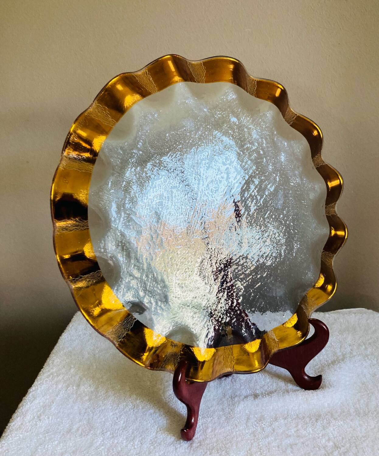 Dish signed Annie Glass 38/31 made in USA wavy edge gilded with 24k fine gold