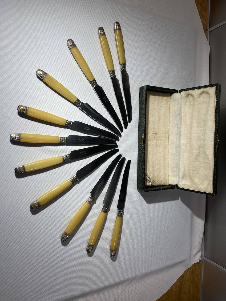 11 Art Deco knives, Bakelite and silver plated in a box